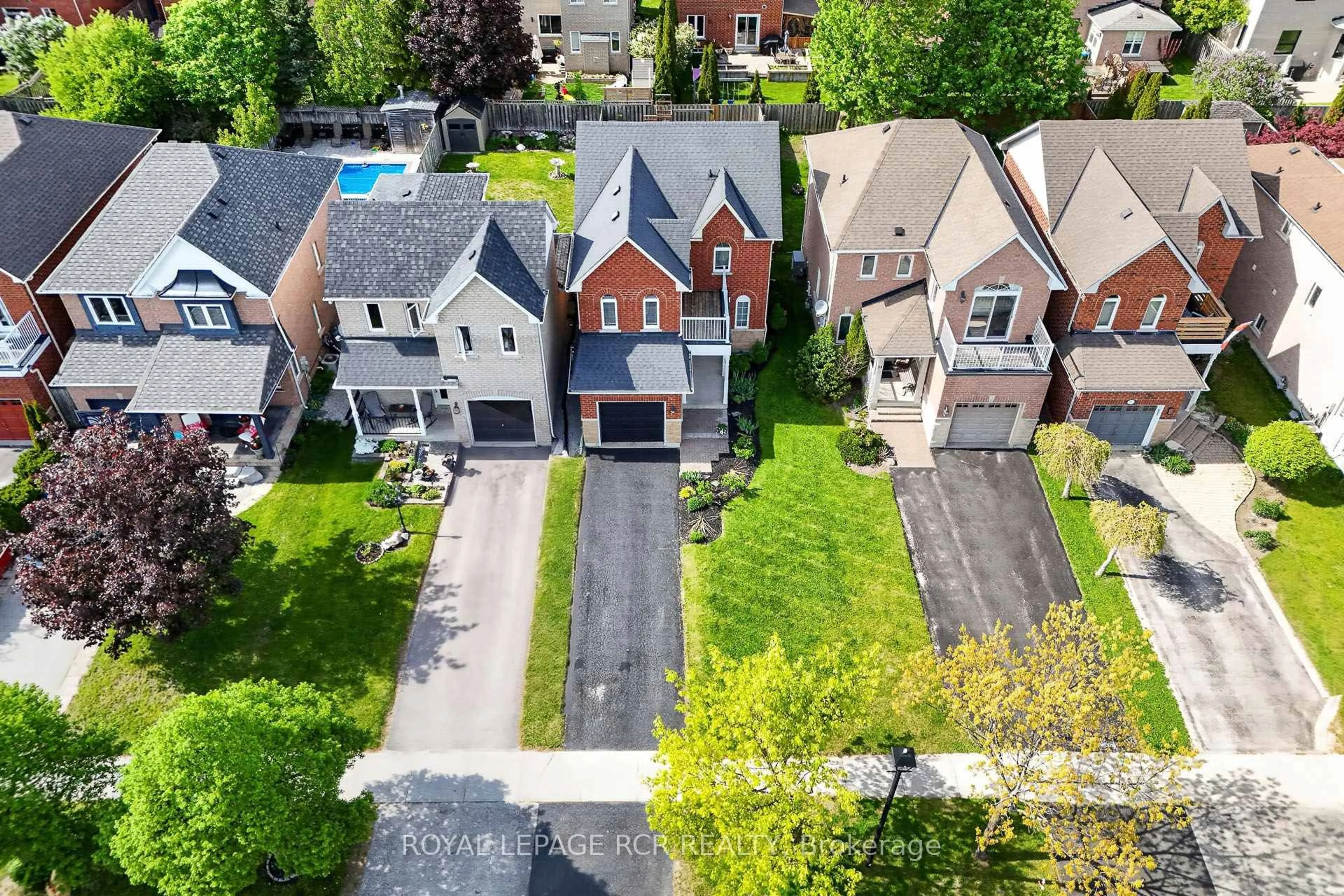 A pic from outside/outdoor area/front of a property/back of a property/a pic from drone, street for 57 Bolster Lane, Uxbridge Ontario L9P 1X8