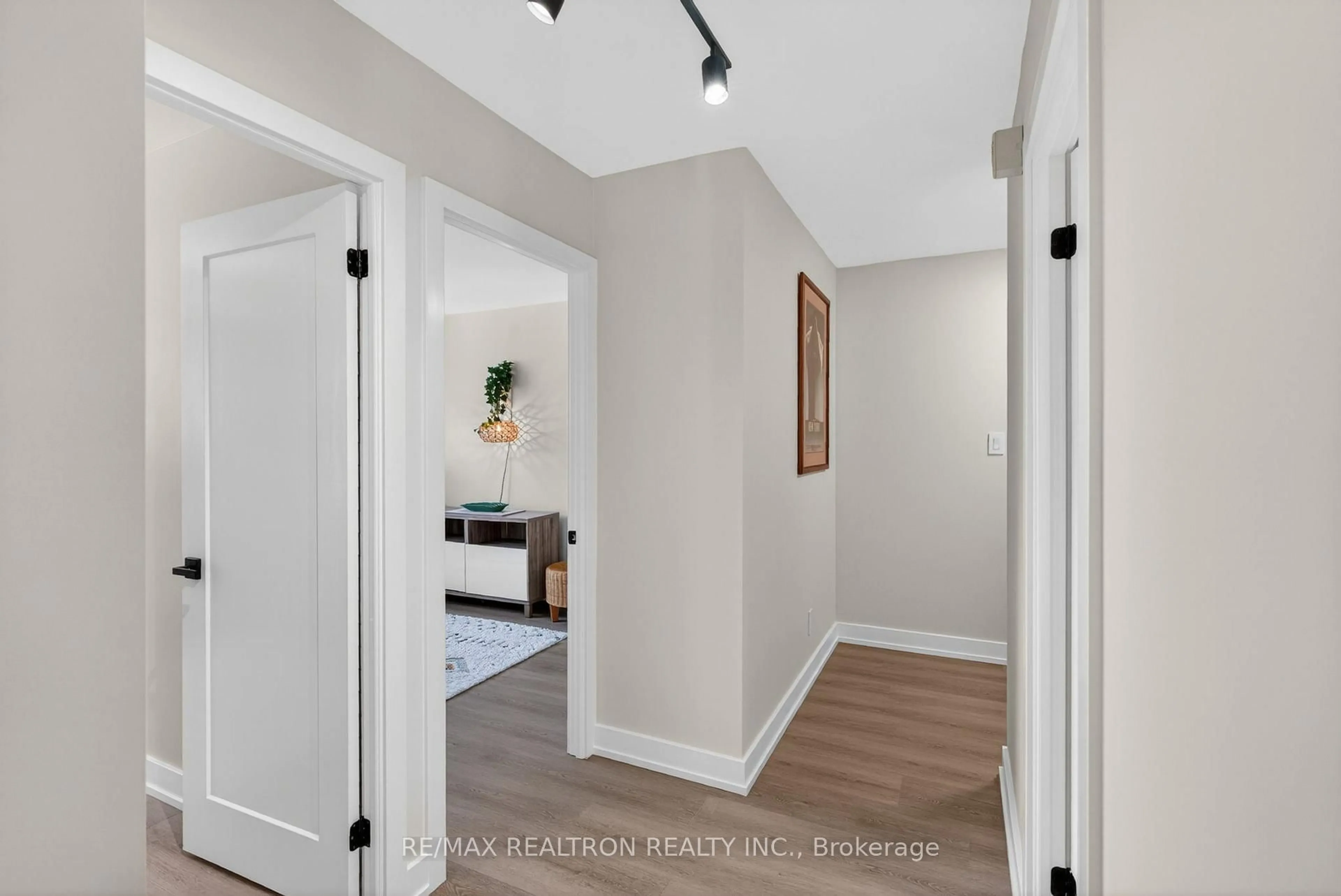 Indoor entryway for 70 Baif Blvd #406, Richmond Hill Ontario L4C 5L2
