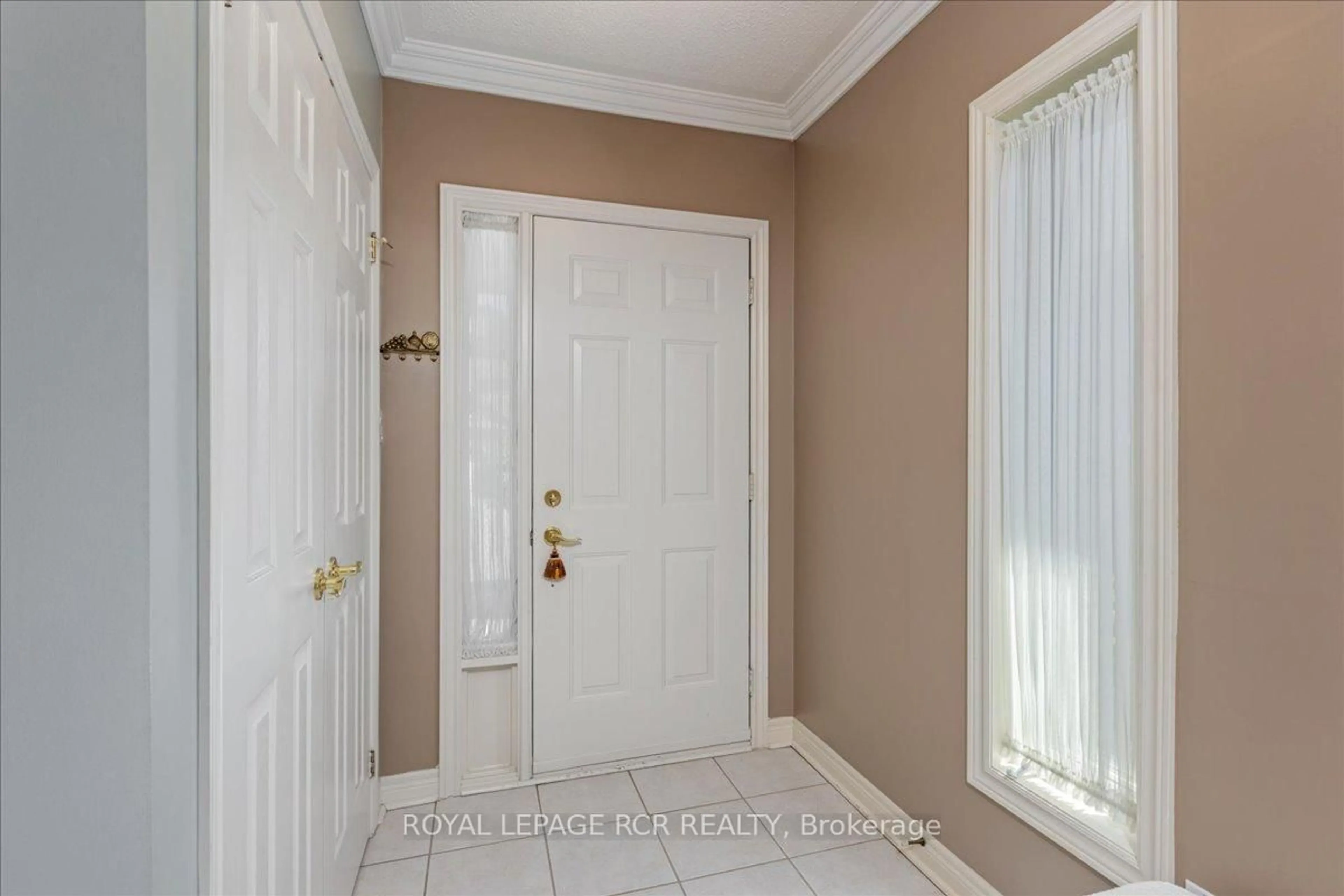 Indoor entryway for 40 Bella Vista Tr #15, New Tecumseth Ontario L9R 3C6