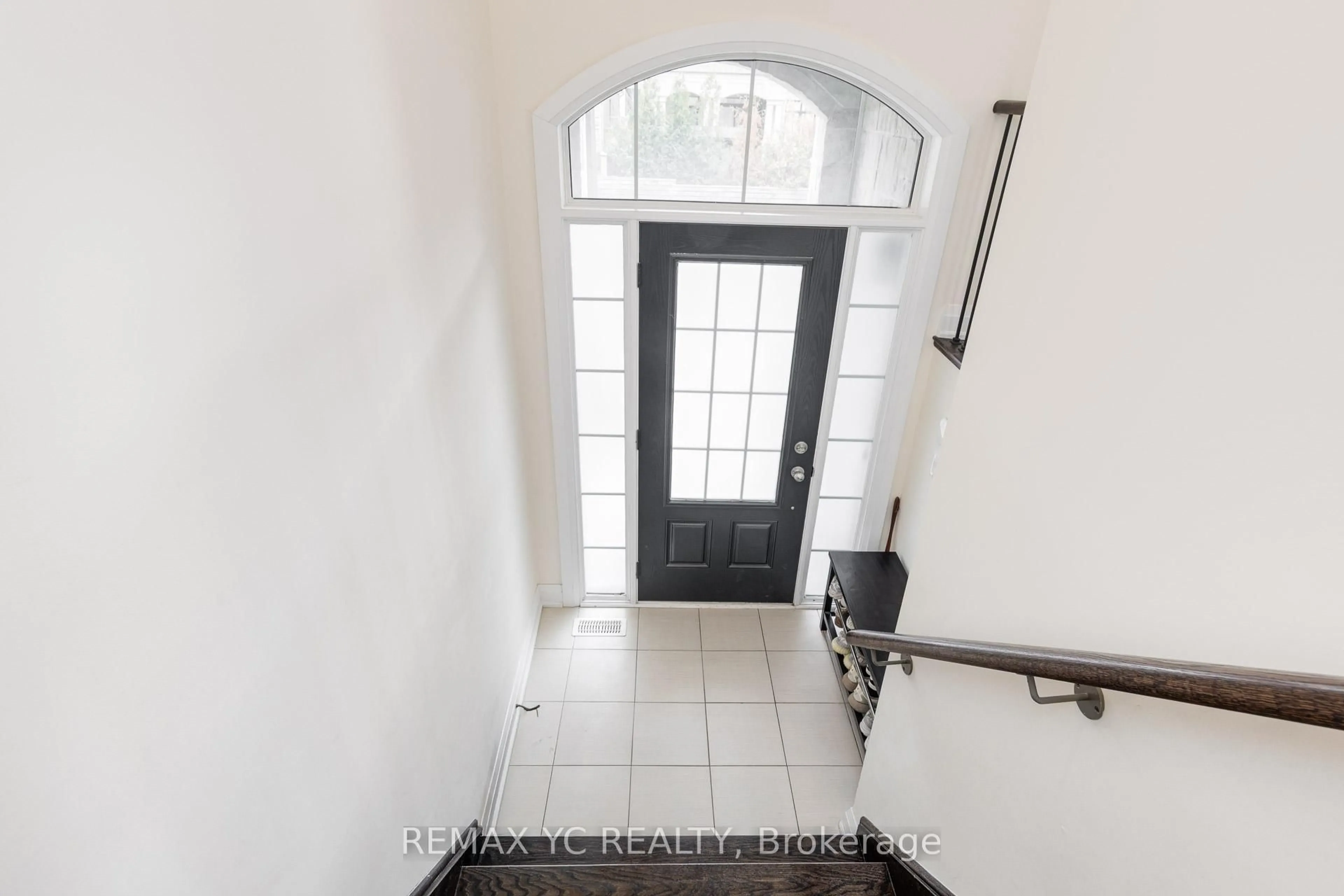 Indoor entryway for 33 Duncombe Lane, Richmond Hill Ontario L4C 1C2