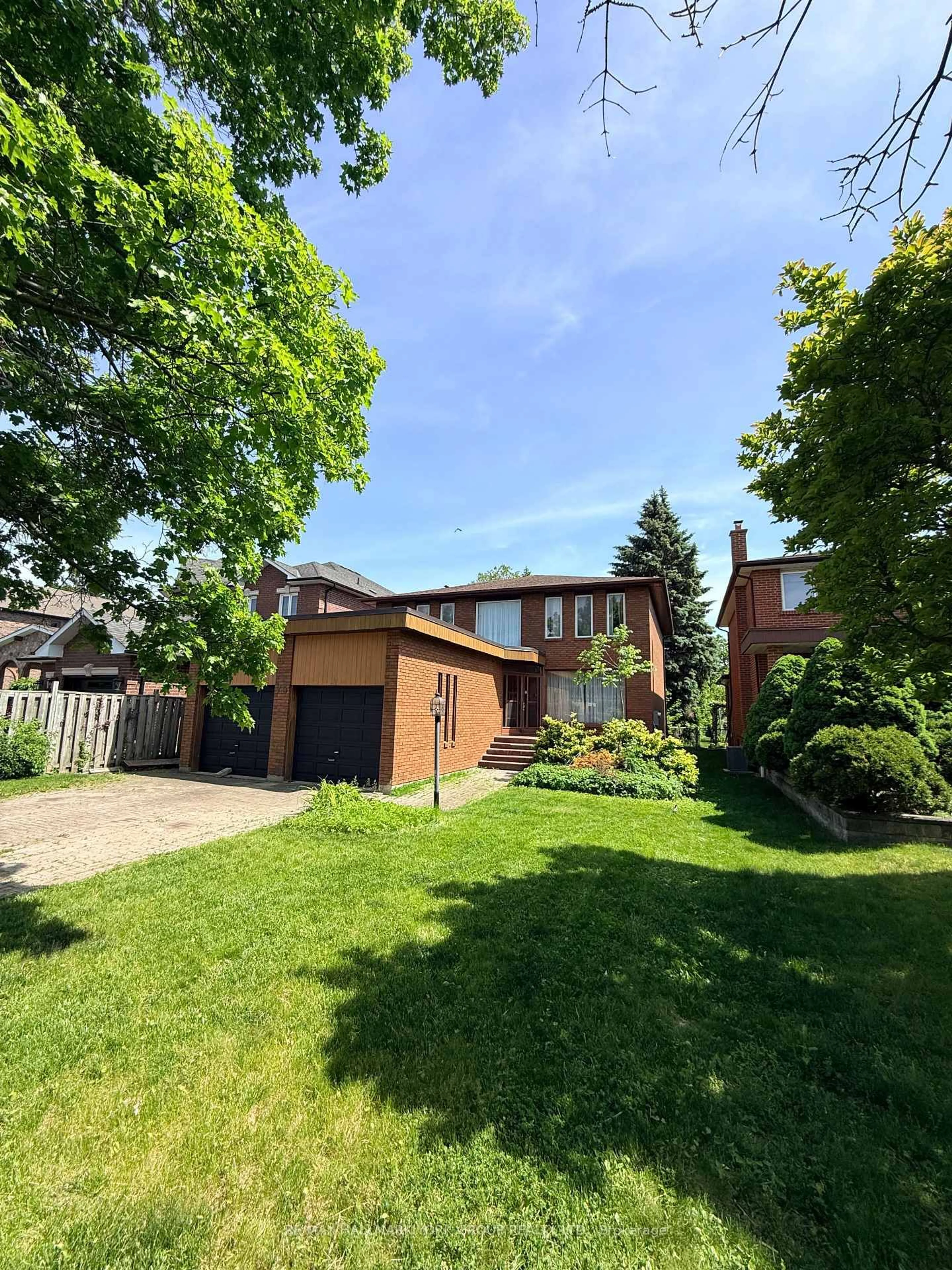 A pic from outside/outdoor area/front of a property/back of a property/a pic from drone, street for 75 Spruce Ave, Richmond Hill Ontario L4C 6V9