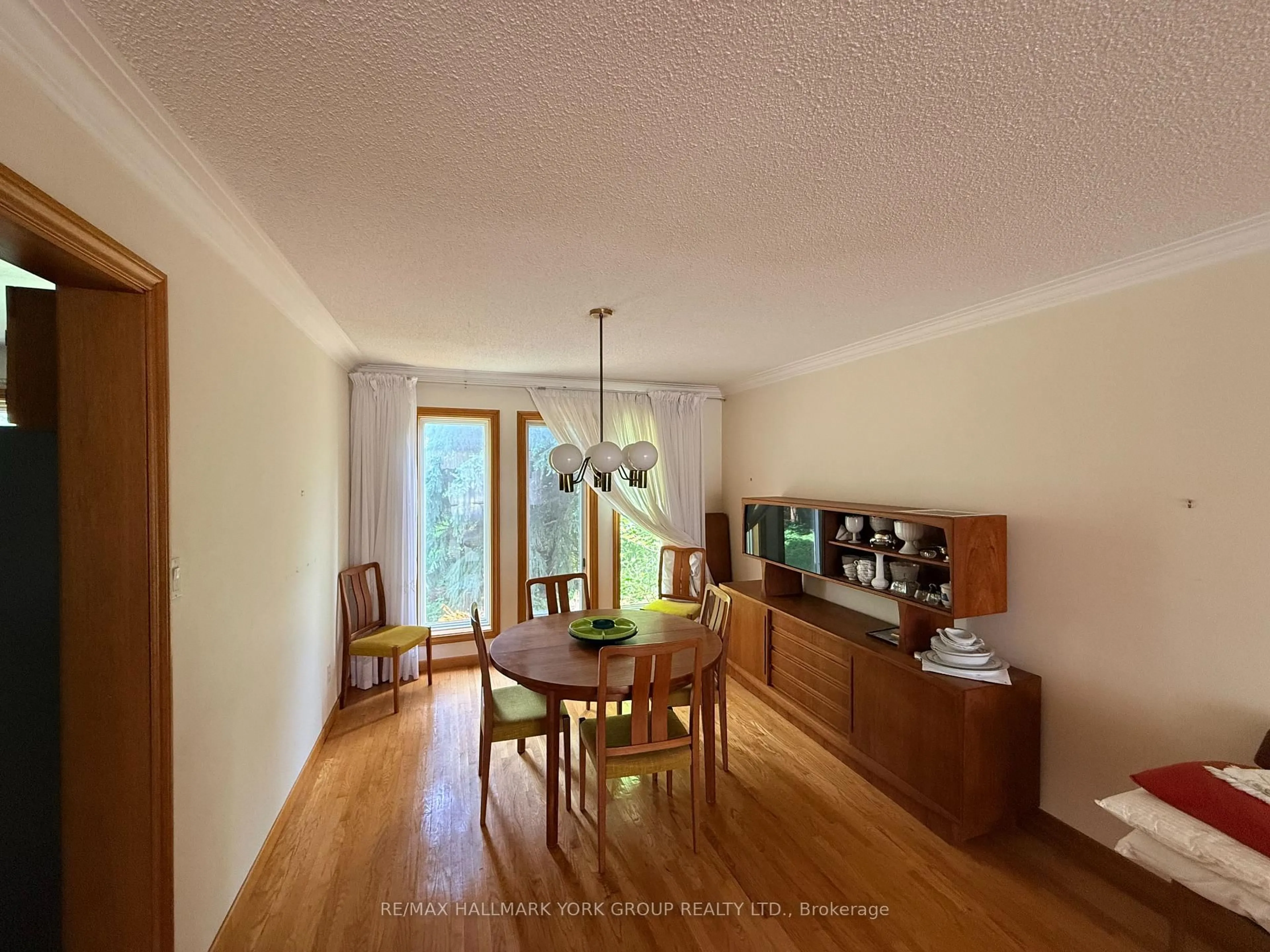 Dining room, wood/laminate floor for 75 Spruce Ave, Richmond Hill Ontario L4C 6V9