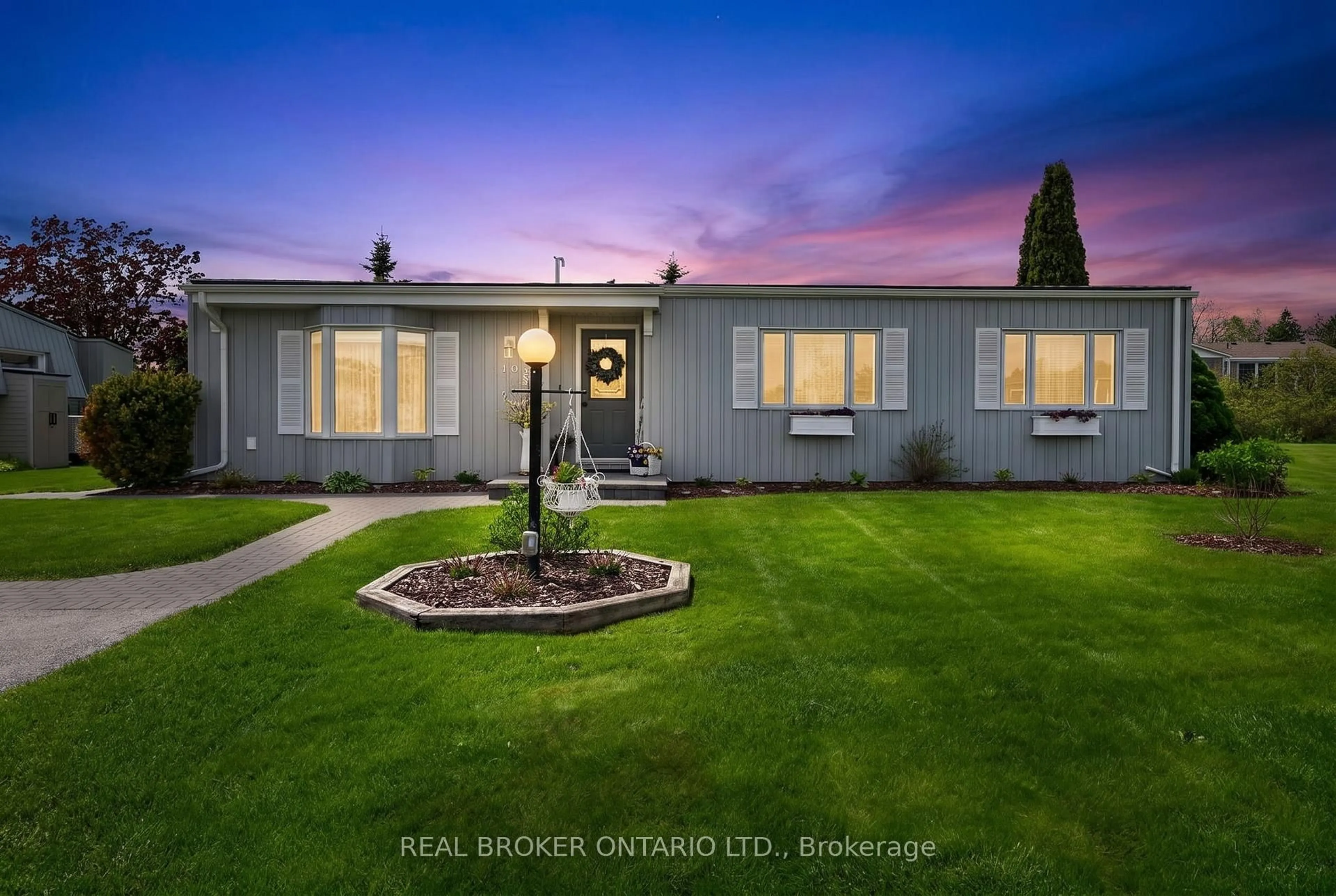 Home with vinyl exterior material, unknown for 19 Hearts Content, Innisfil Ontario L9S 1S1