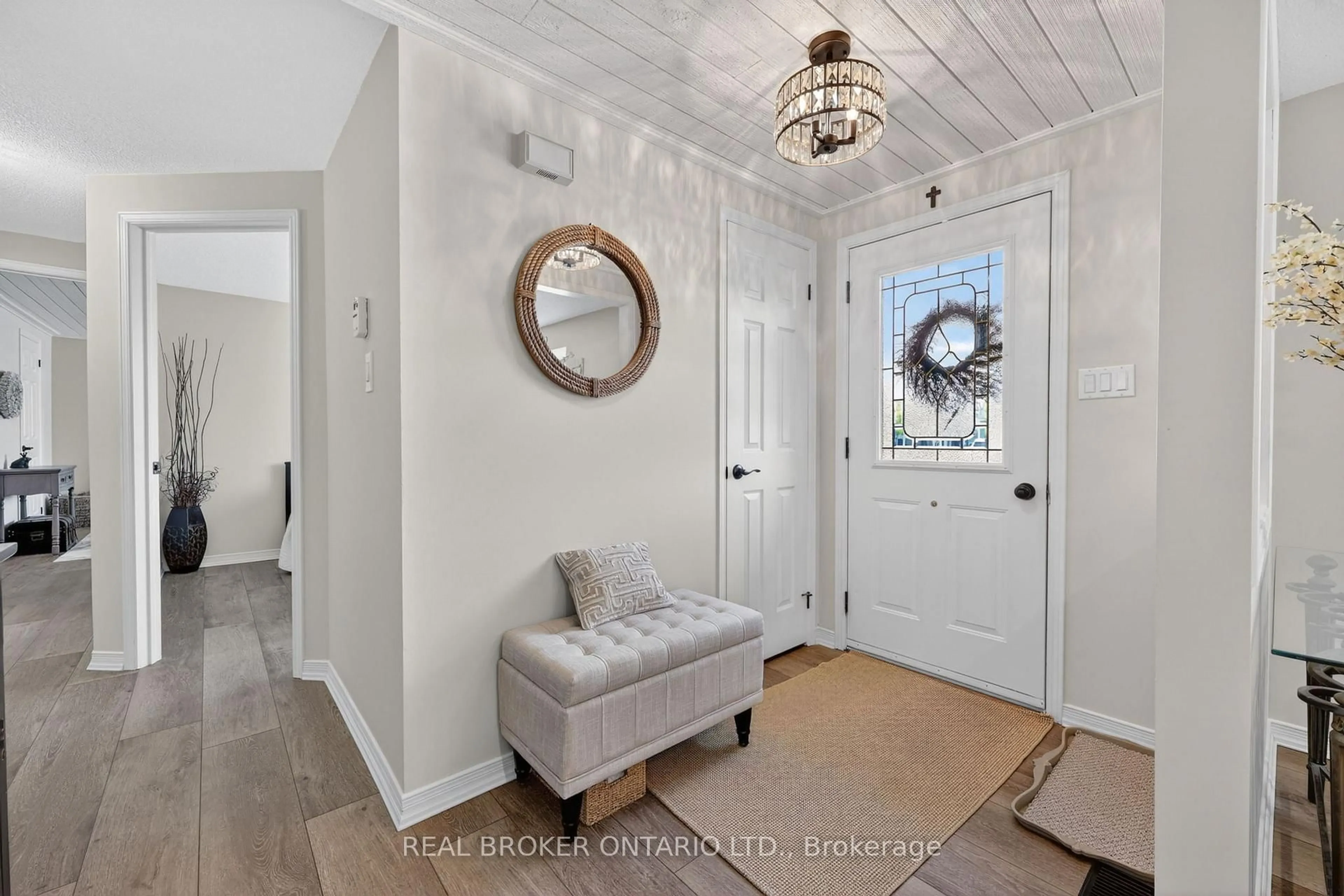 Indoor entryway for 19 Hearts Content, Innisfil Ontario L9S 1S1