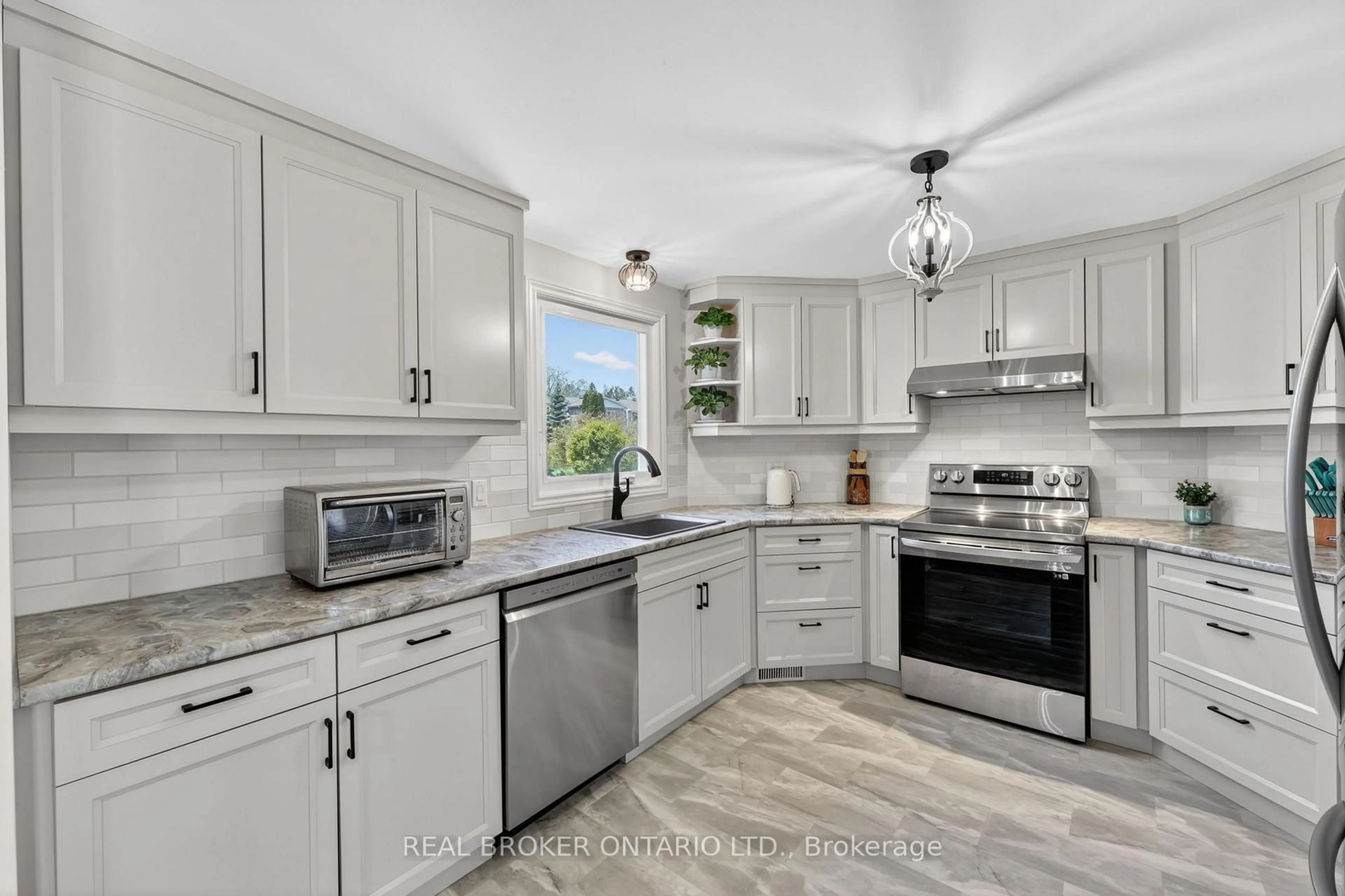 Open concept kitchen, ceramic/tile floor for 19 Hearts Content, Innisfil Ontario L9S 1S1