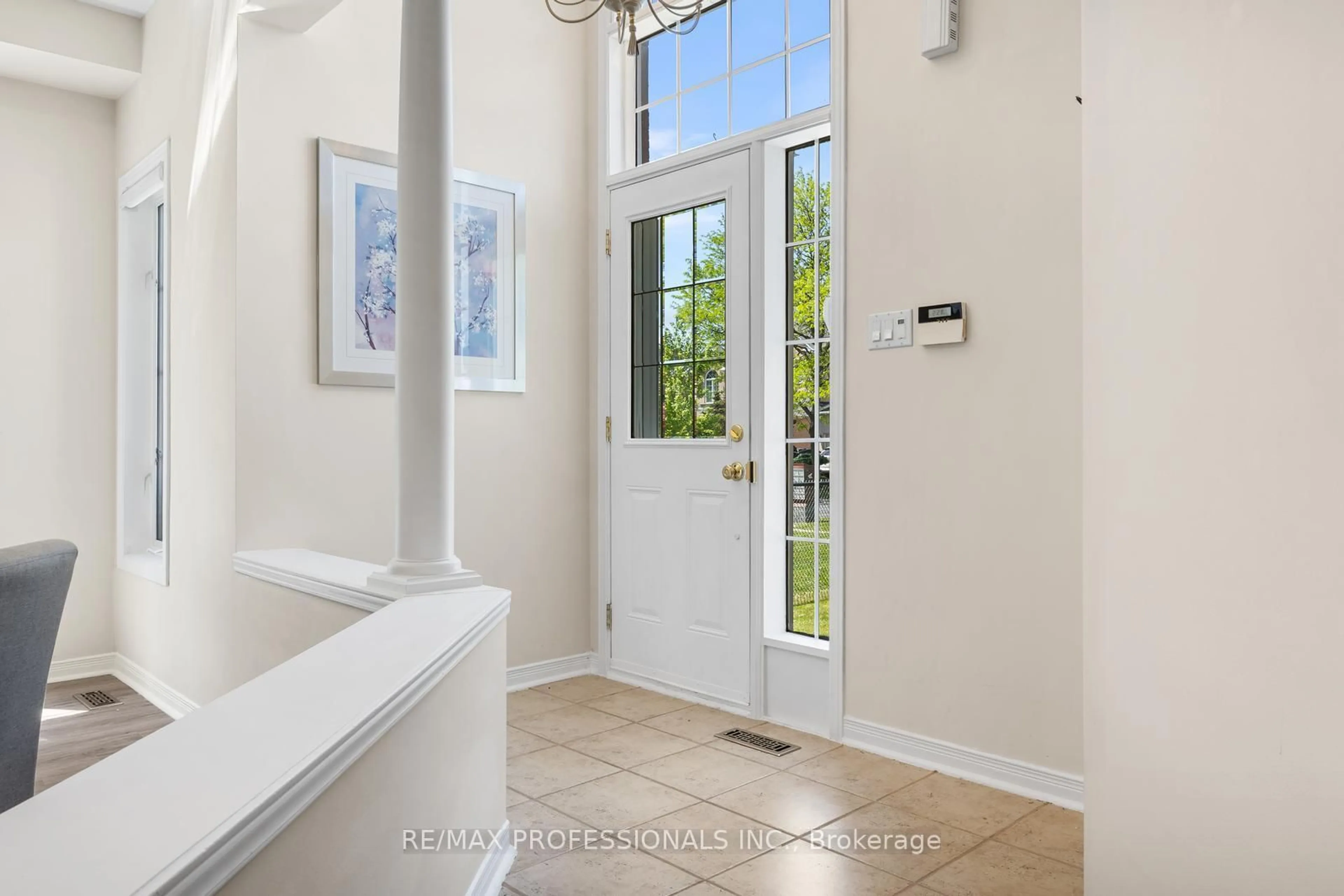 Indoor entryway for 106 Hollybush Dr, Vaughan Ontario L6A 2H3
