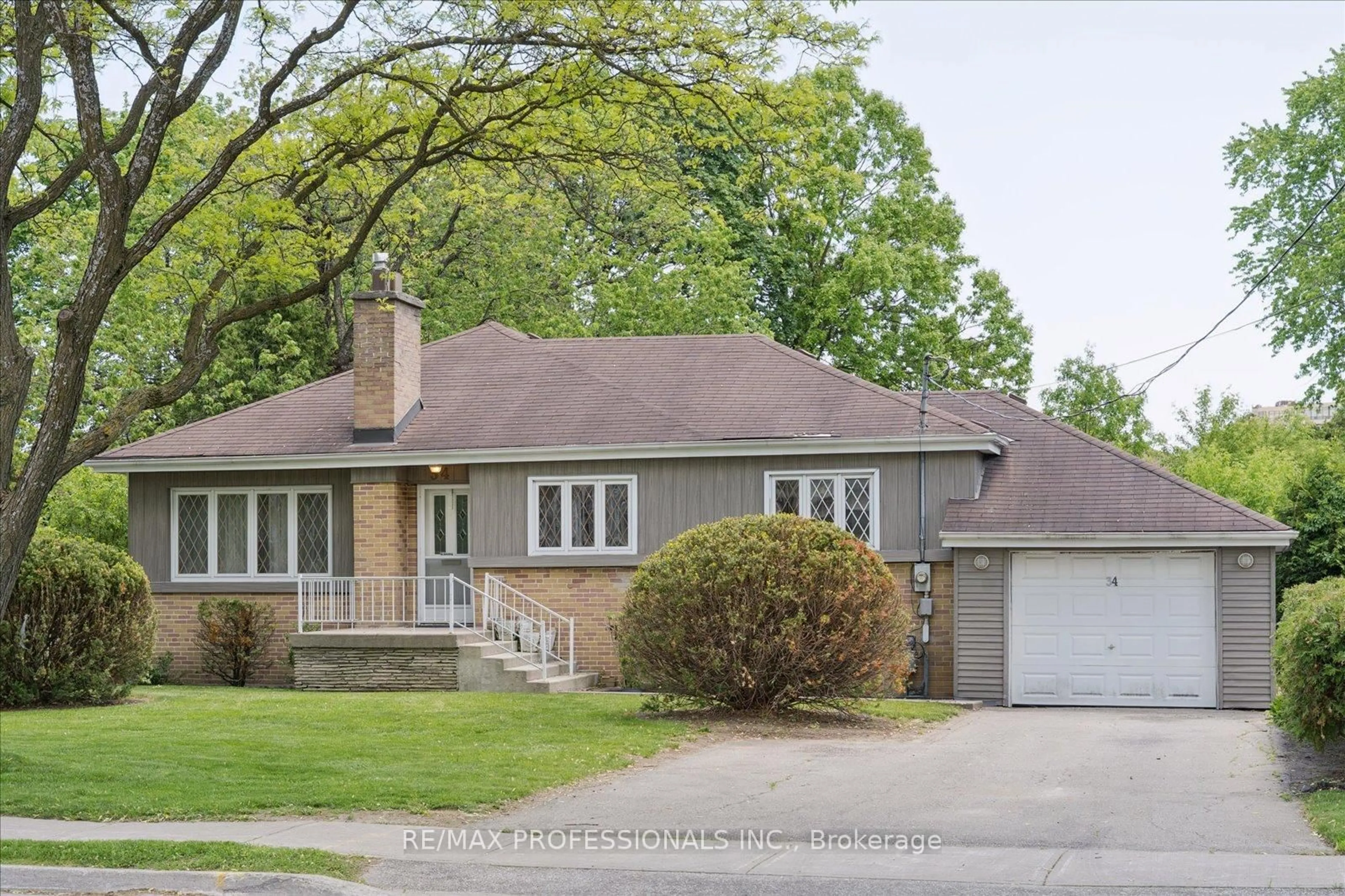 Home with brick exterior material, street for 34 Harding Blvd, Richmond Hill Ontario L4C 1S8