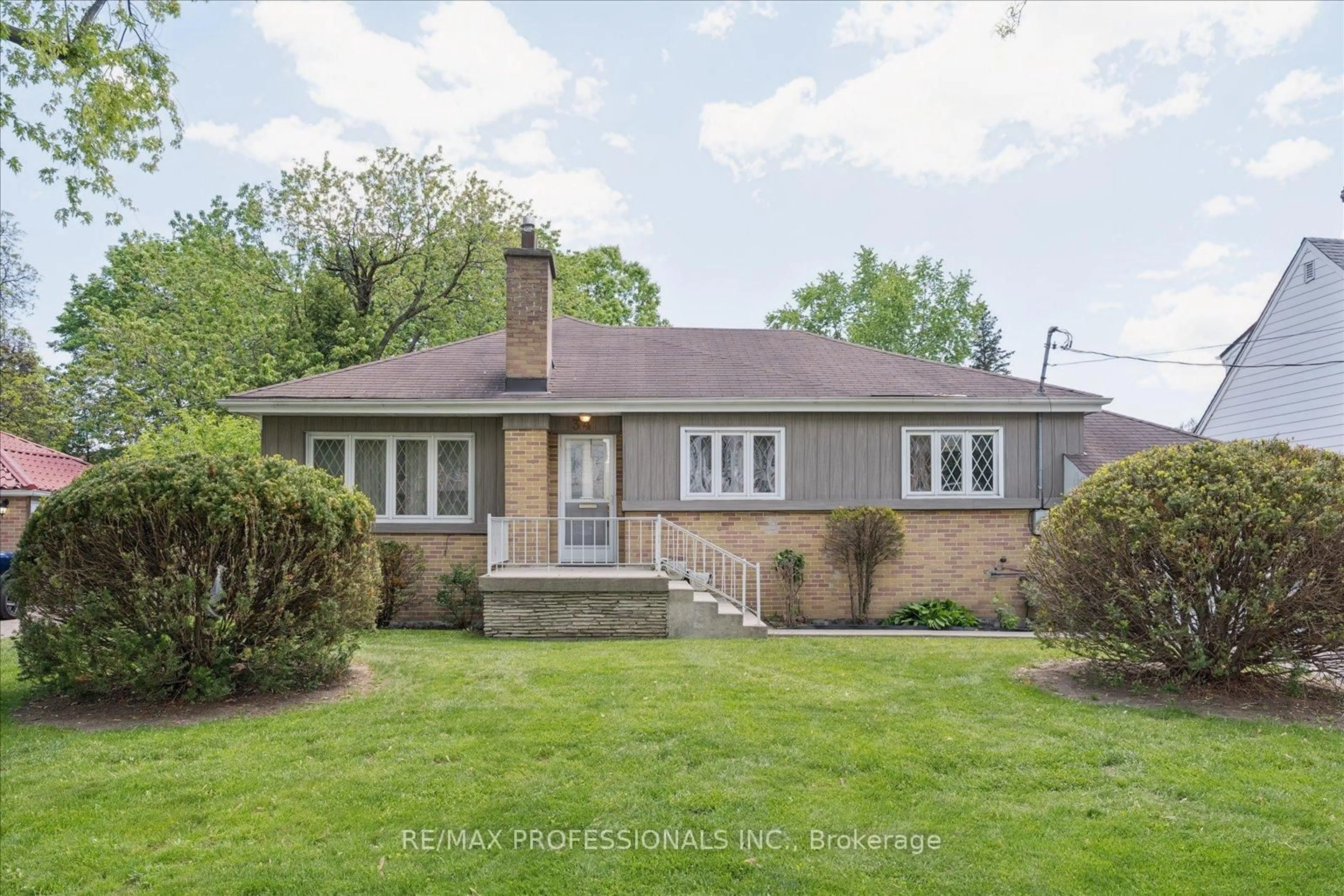 Home with brick exterior material, street for 34 Harding Blvd, Richmond Hill Ontario L4C 1S8