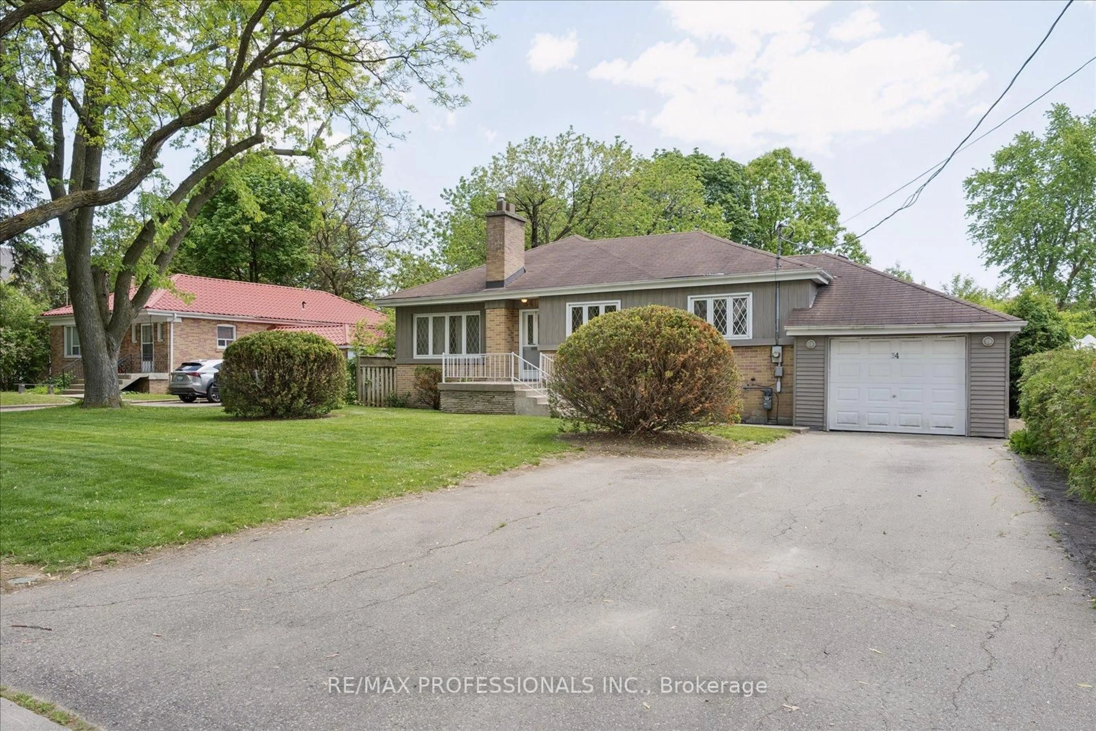 A pic from outside/outdoor area/front of a property/back of a property/a pic from drone, street for 34 Harding Blvd, Richmond Hill Ontario L4C 1S8