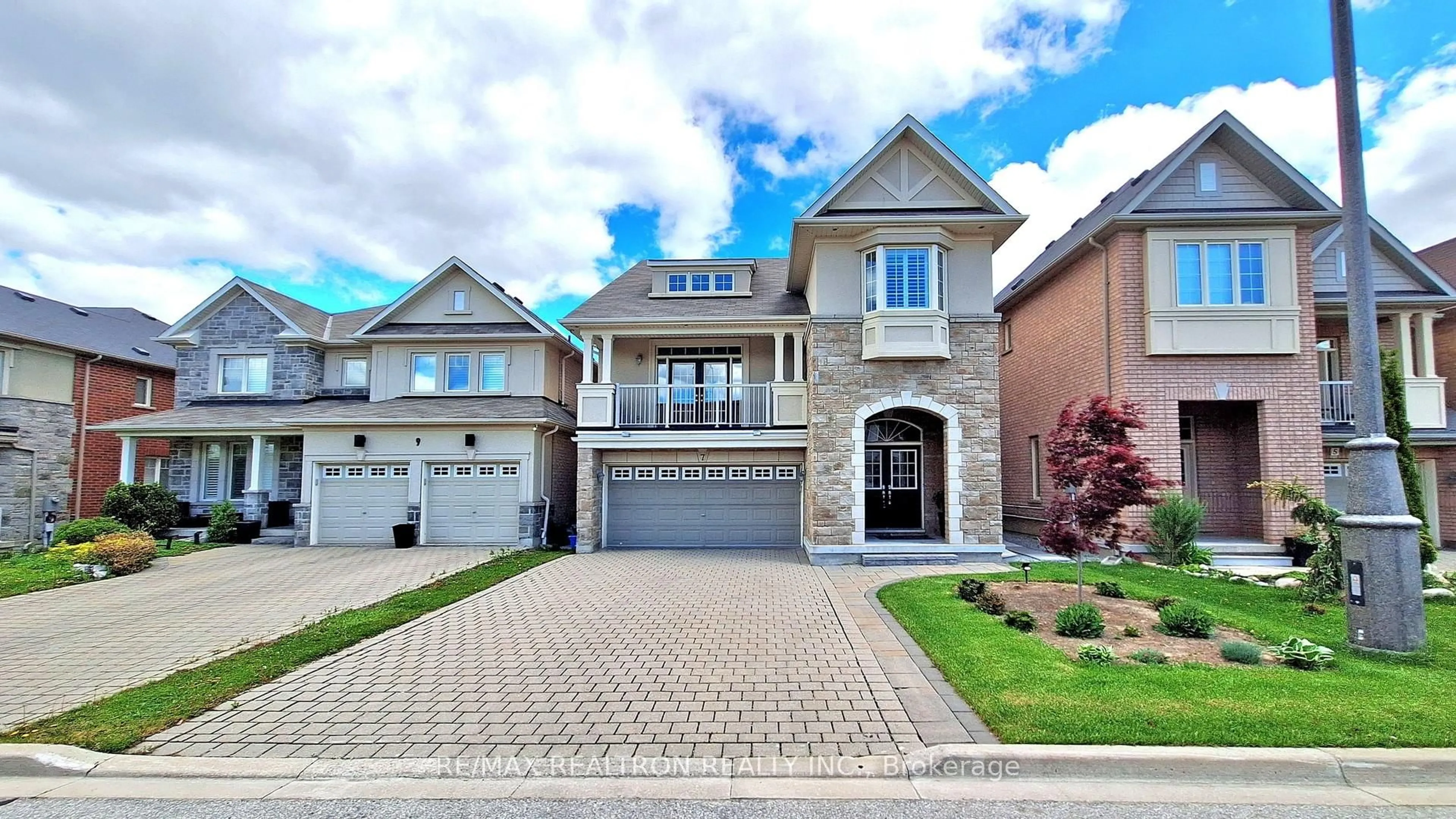 Home with brick exterior material, street for 7 Military Crt, Richmond Hill Ontario L4E 0M3