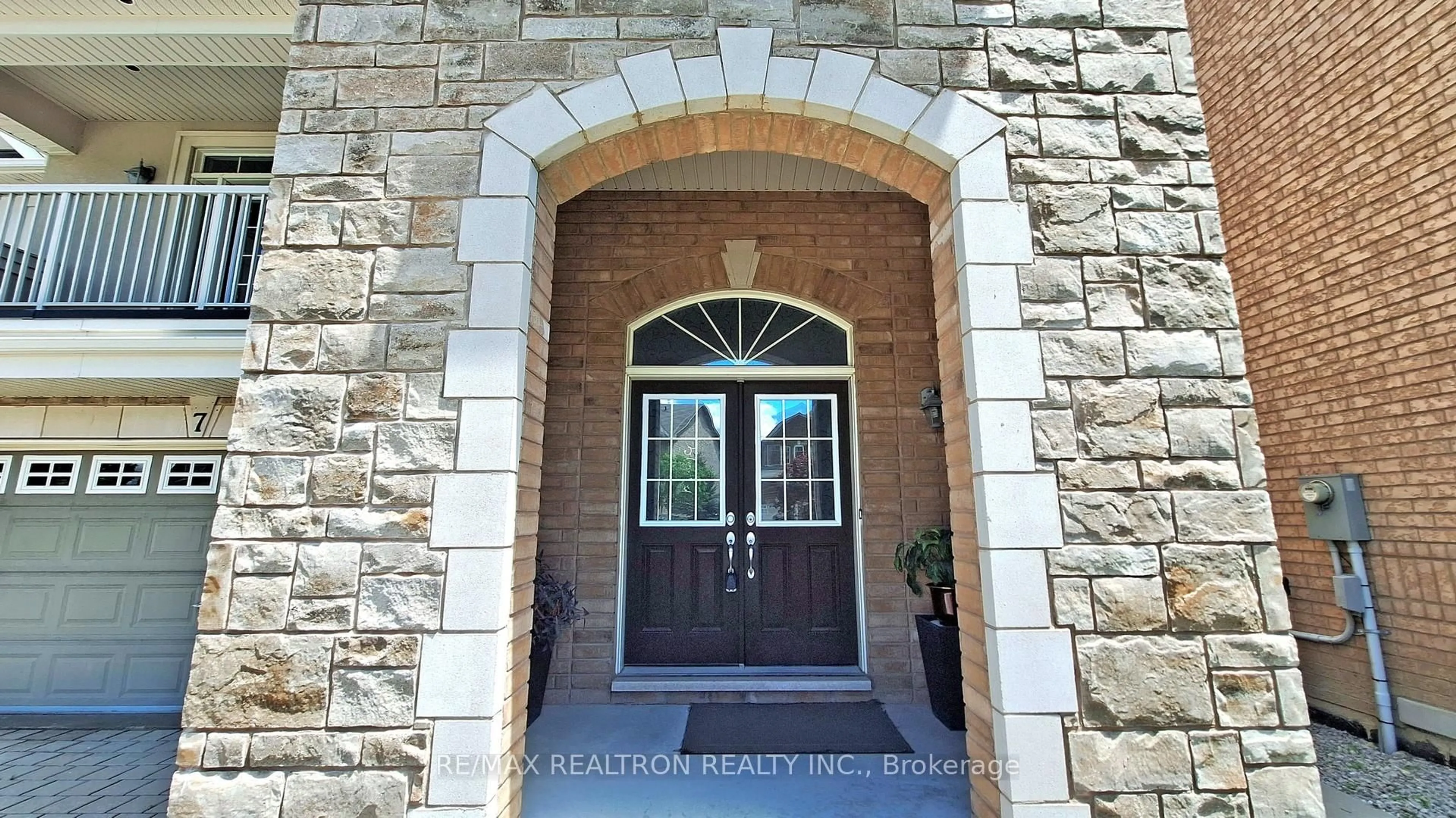 Indoor entryway for 7 Military Crt, Richmond Hill Ontario L4E 0M3