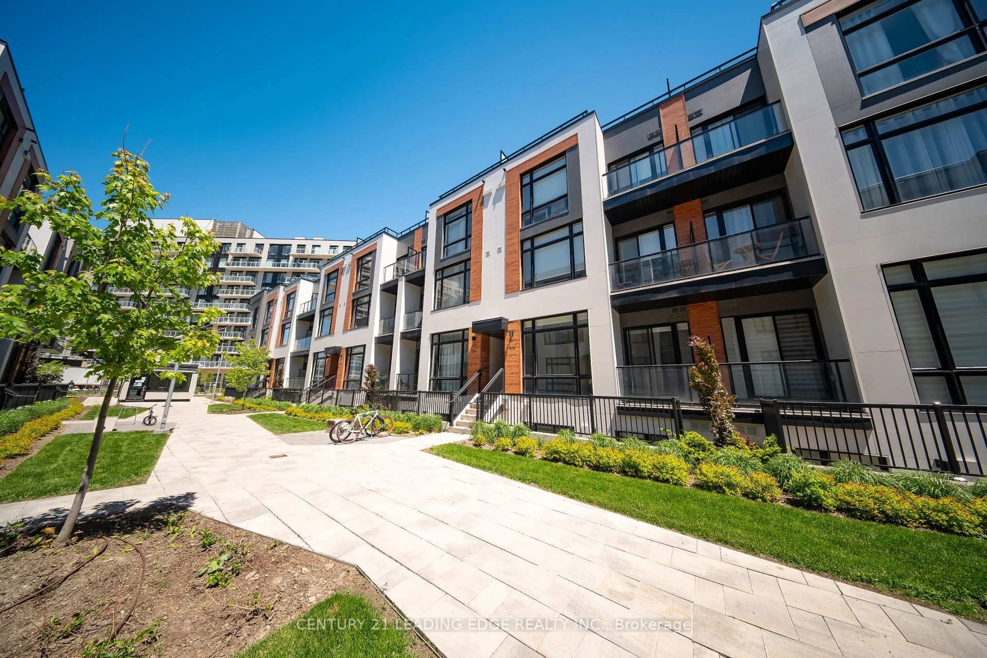 A pic from outside/outdoor area/front of a property/back of a property/a pic from drone, street for 2 Steckley House Ln Lane #909, Richmond Hill Ontario L4S 0N4