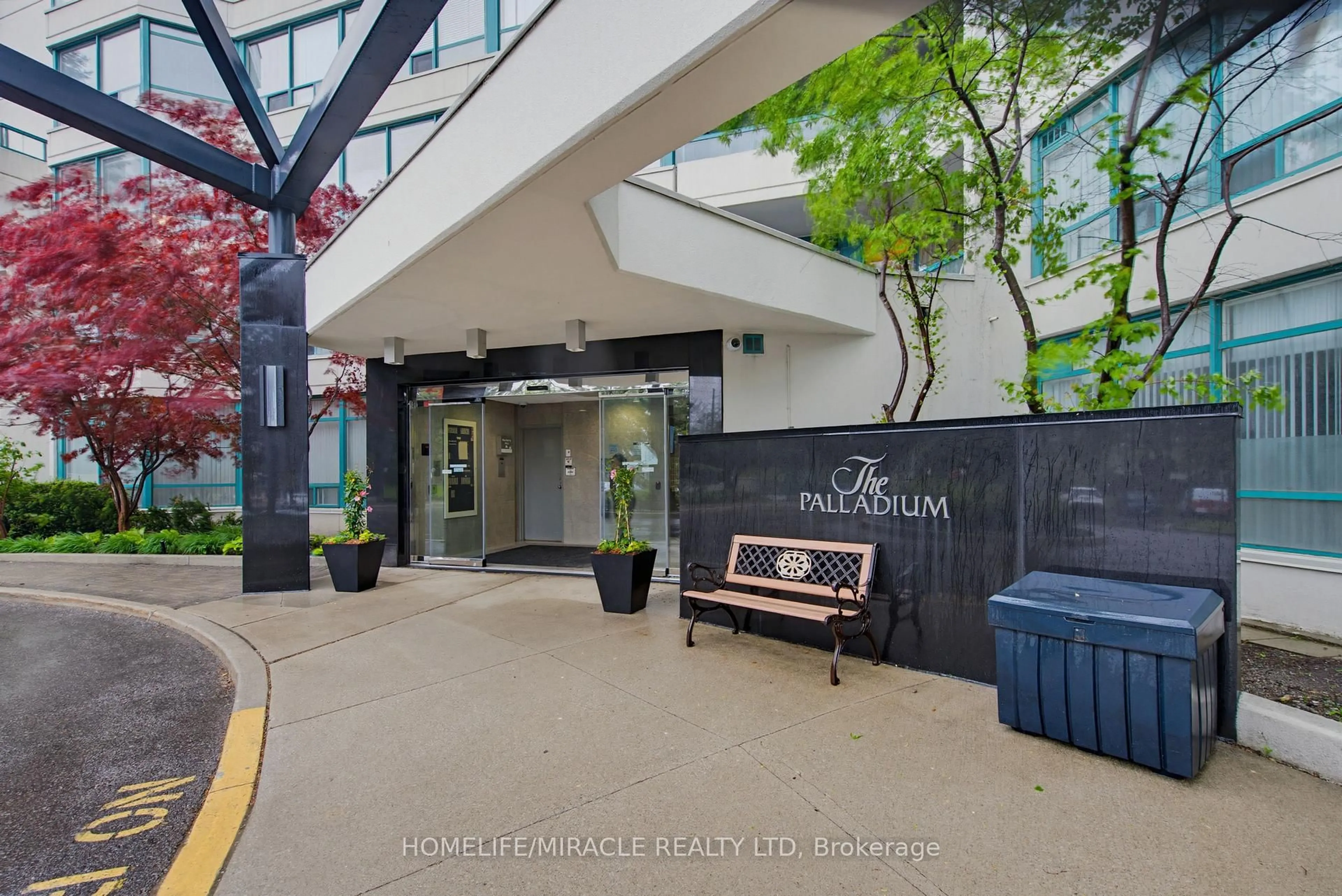 Indoor foyer for 7250 Yonge St #PH211, Vaughan Ontario L4J 7X1