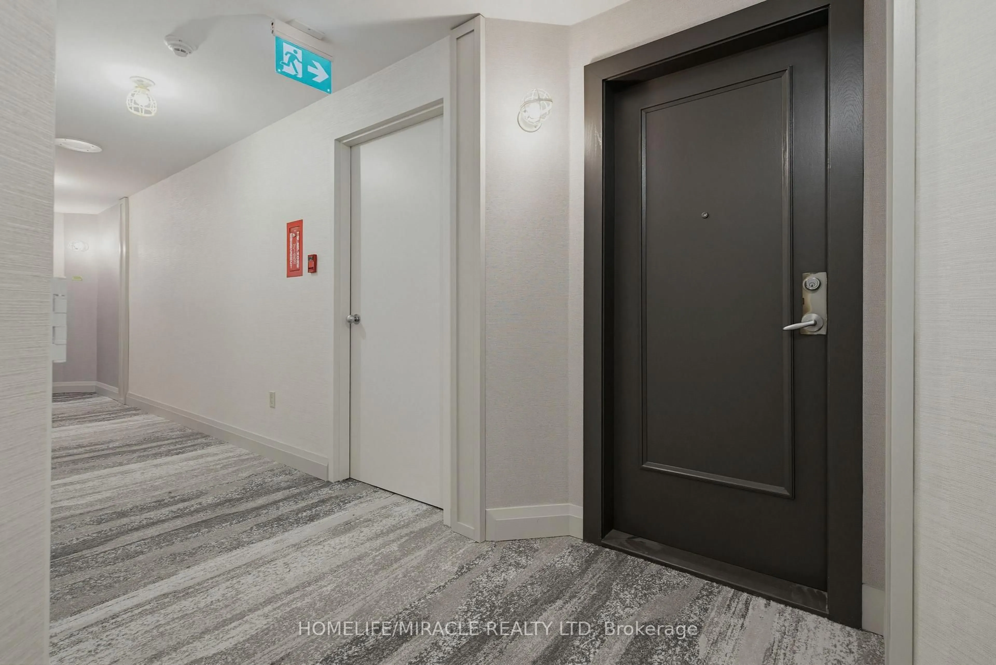 Indoor foyer for 7250 Yonge St #PH211, Vaughan Ontario L4J 7X1