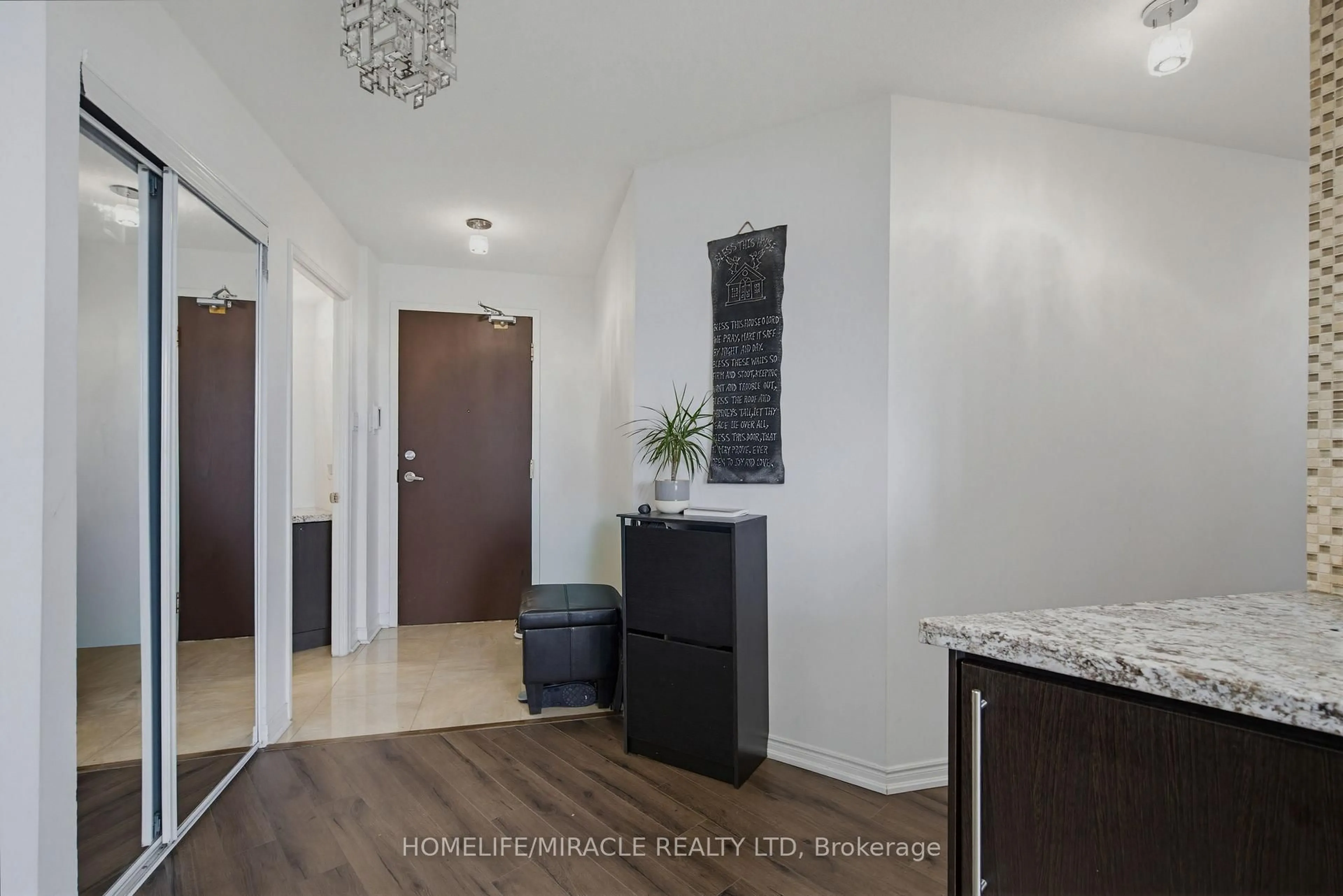 Indoor entryway for 7250 Yonge St #PH211, Vaughan Ontario L4J 7X1