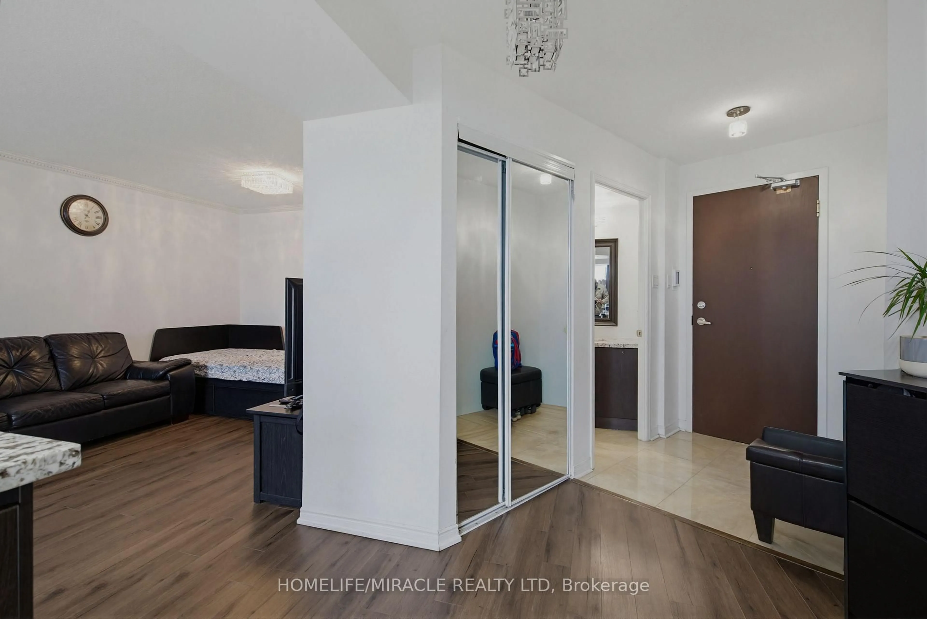 Indoor entryway for 7250 Yonge St #PH211, Vaughan Ontario L4J 7X1