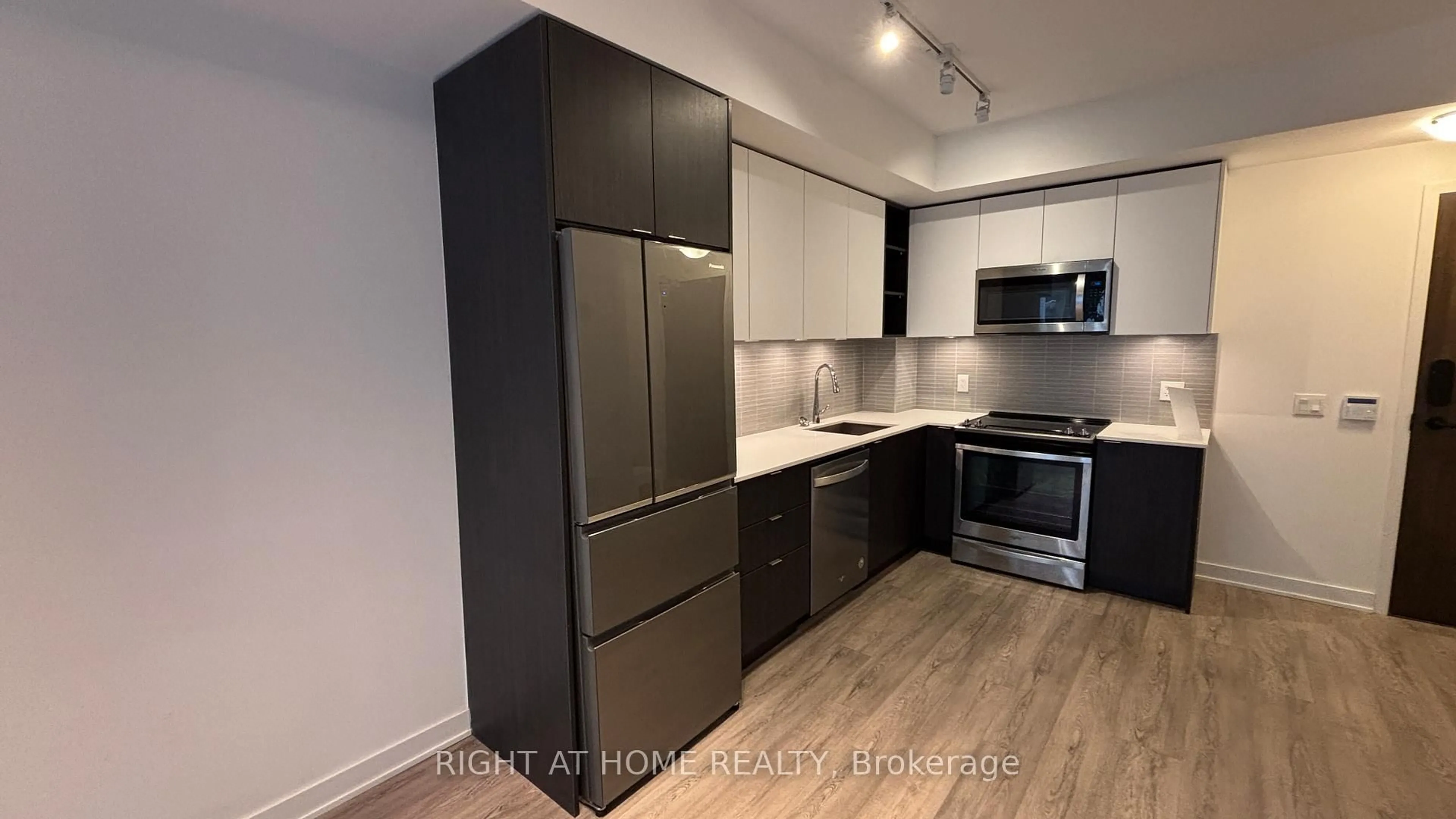 Standard kitchen, wood/laminate floor for 100 Eagle Rock Way #311, Vaughan Ontario L6A 5B9