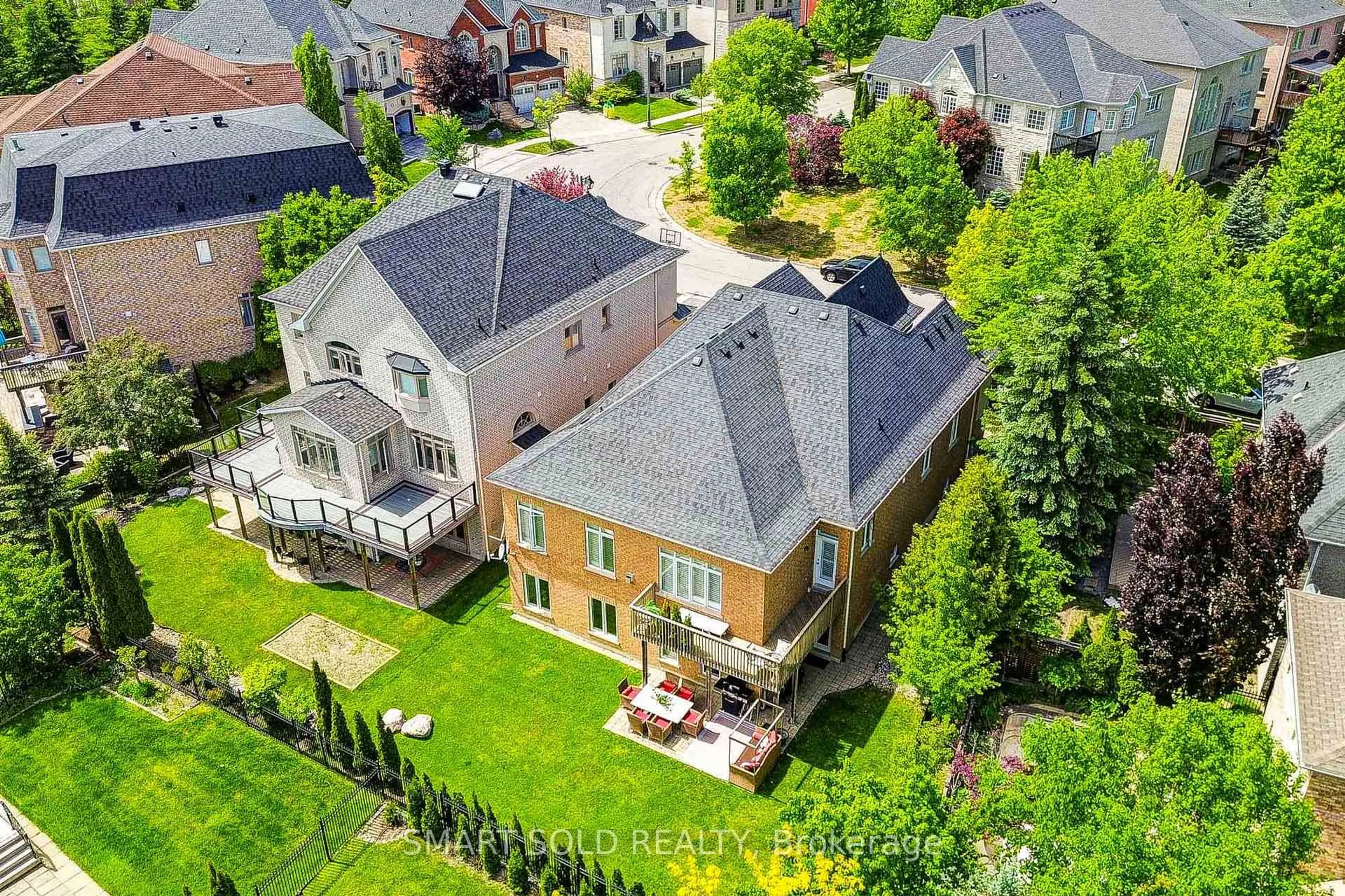 A pic from outside/outdoor area/front of a property/back of a property/a pic from drone, street for 6 Sachet Dr, Richmond Hill Ontario L4E 4S1
