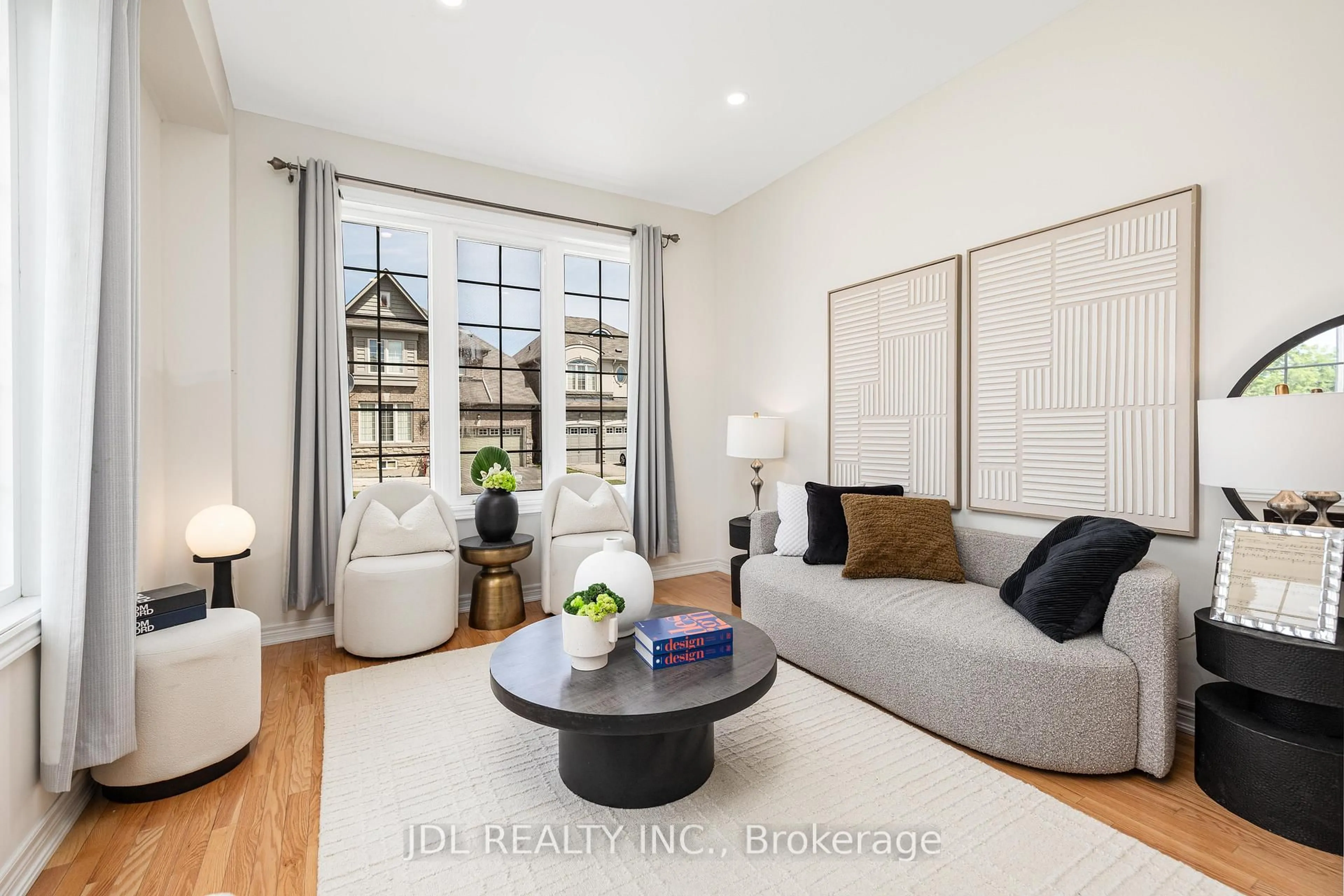 Living room with furniture, unknown for 3 Mansard Dr, Richmond Hill Ontario L4E 0L8