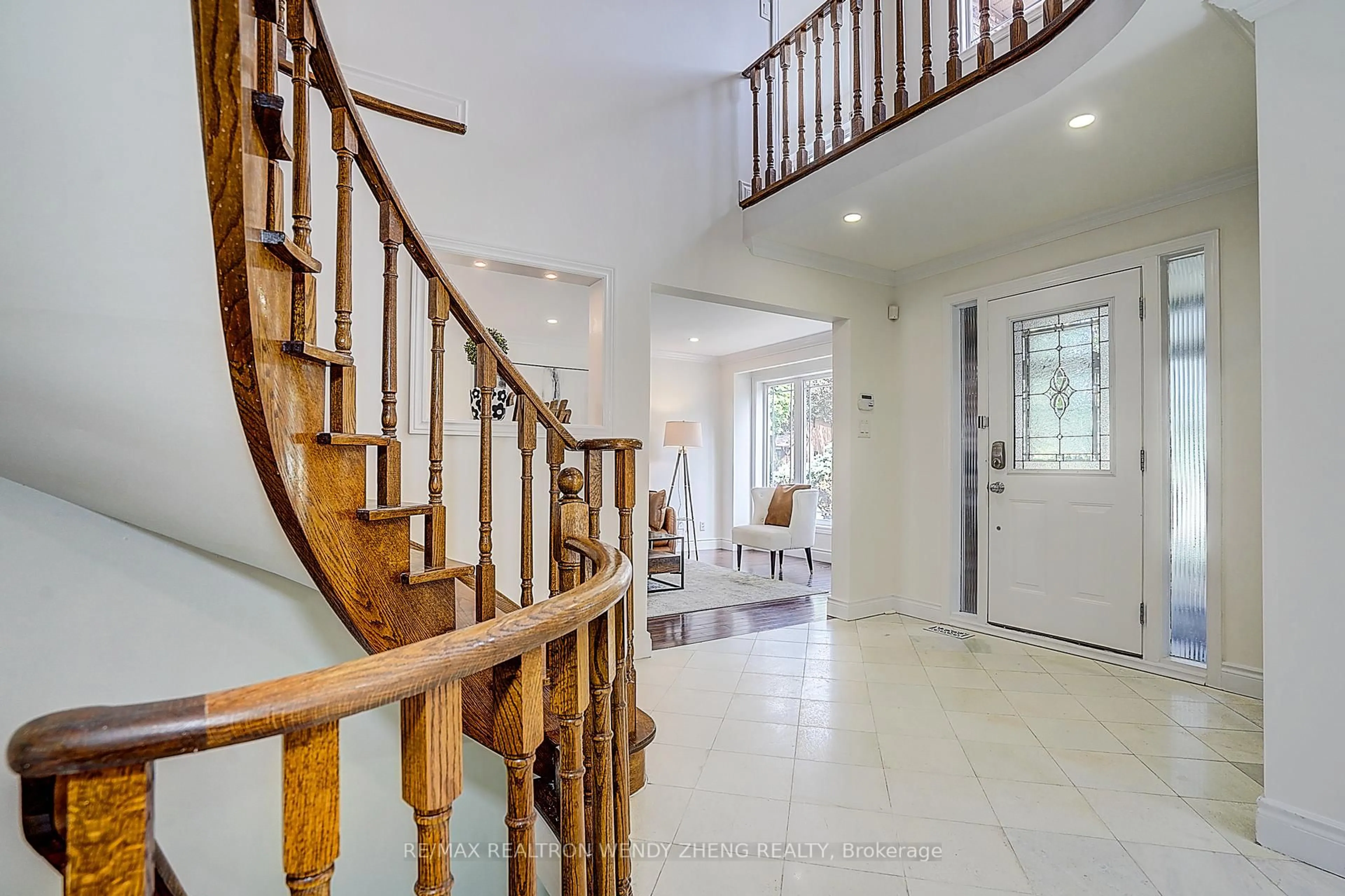 Indoor foyer for 1 Evergreen Cres, Markham Ontario L3T 5V8