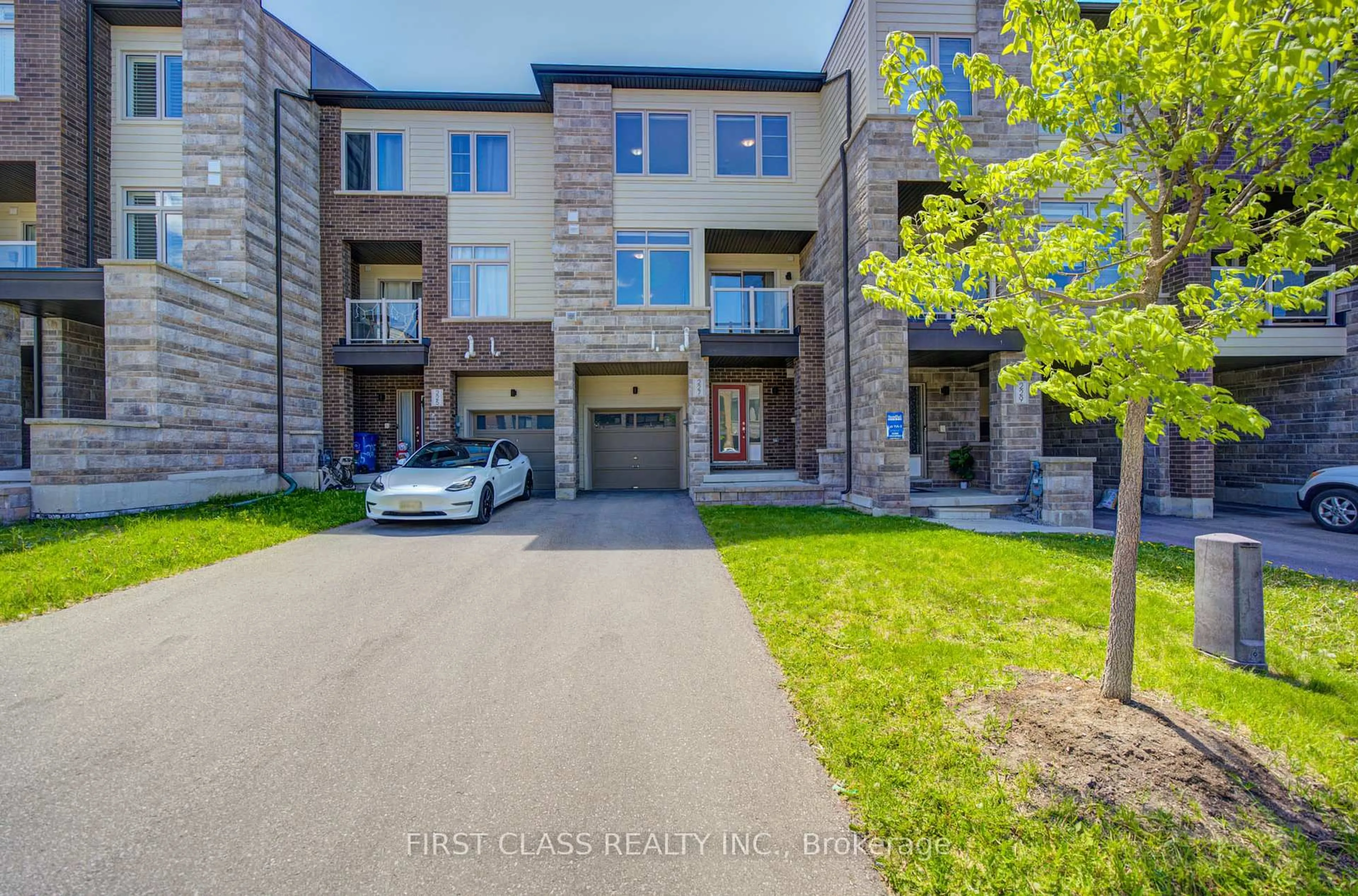 A pic from outside/outdoor area/front of a property/back of a property/a pic from drone, street for 227 Vivant St, Newmarket Ontario L3X 0K7