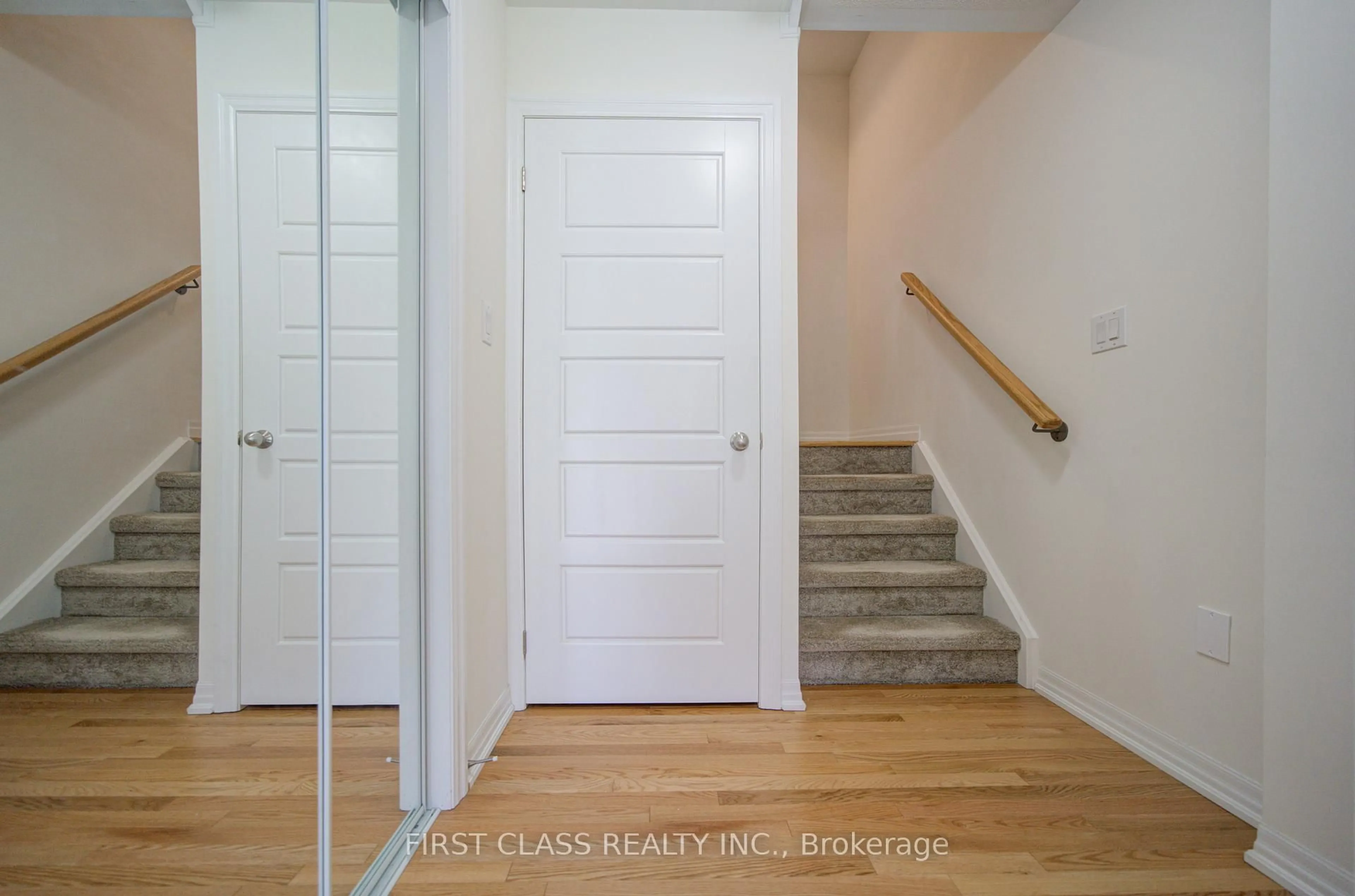 Indoor entryway for 227 Vivant St, Newmarket Ontario L3X 0K7