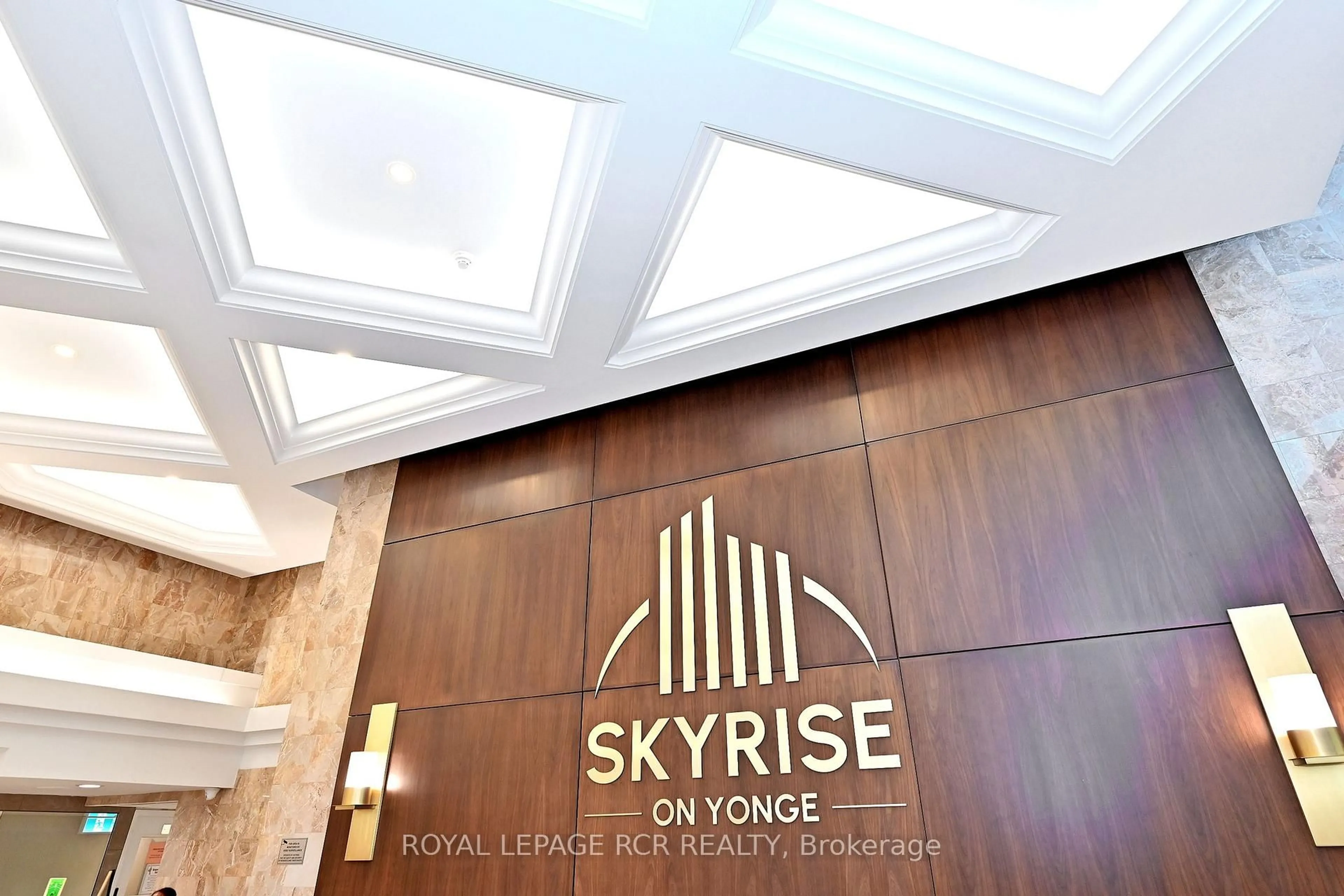 Indoor foyer for 7300 Yonge St #706, Vaughan Ontario L4J 7Y5