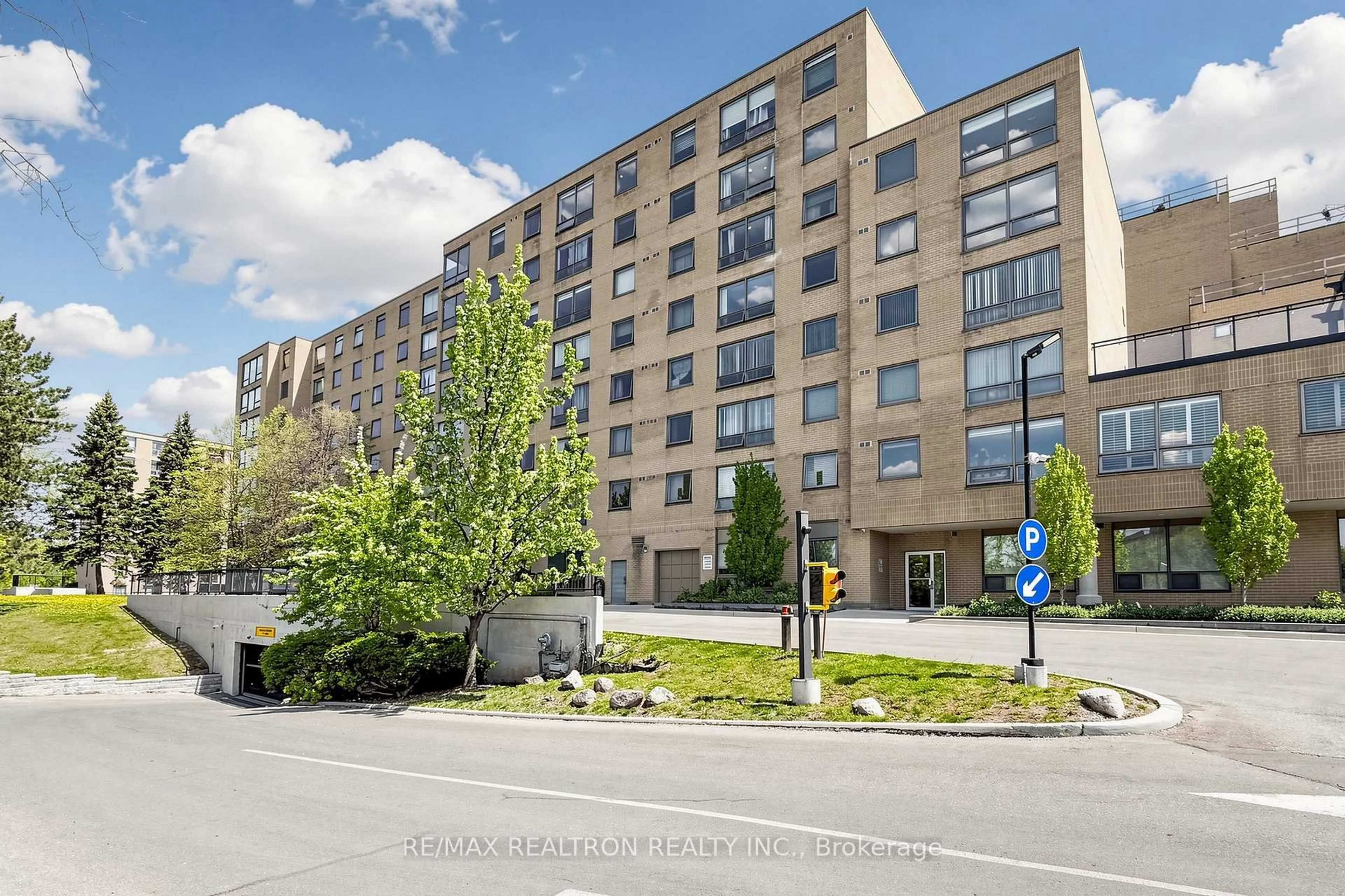 Patio, street for 326 Major Mackenzie Dr #307, Richmond Hill Ontario L4C 8T4