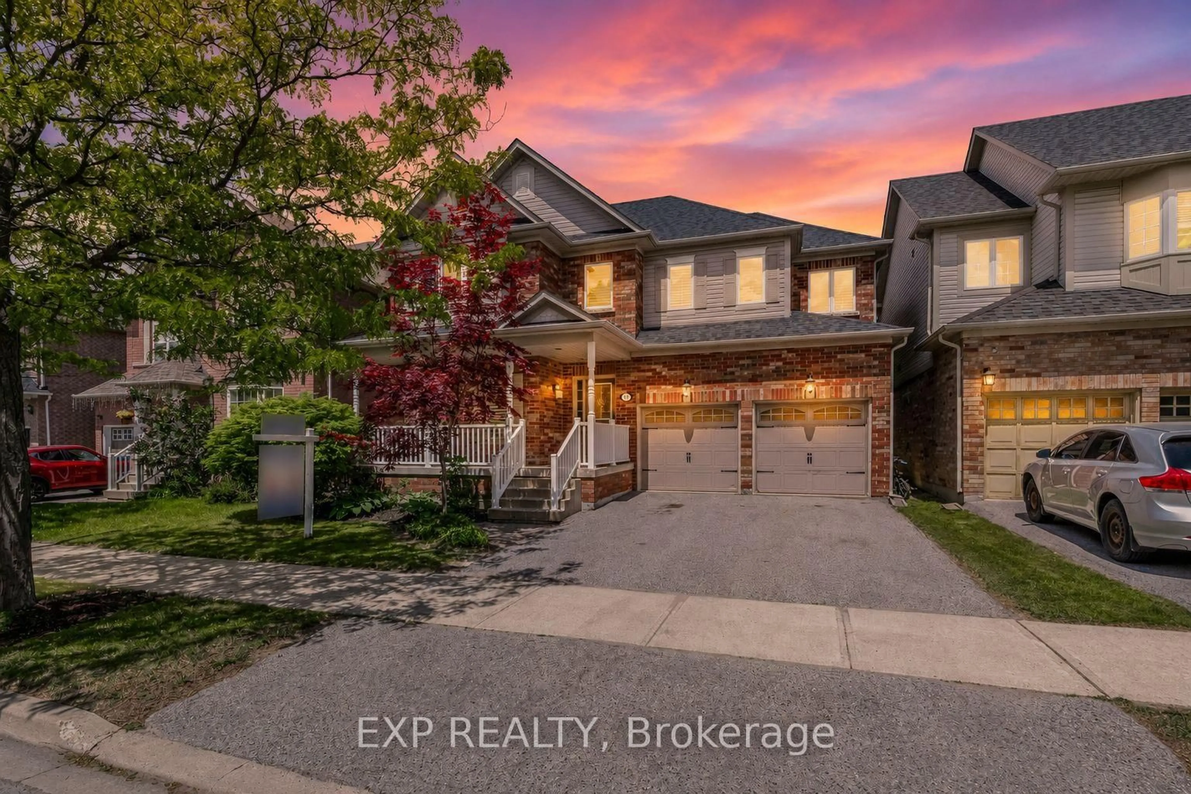 A pic from outside/outdoor area/front of a property/back of a property/a pic from drone, street for 16 Haverhill Terr, Aurora Ontario L4G 7R7