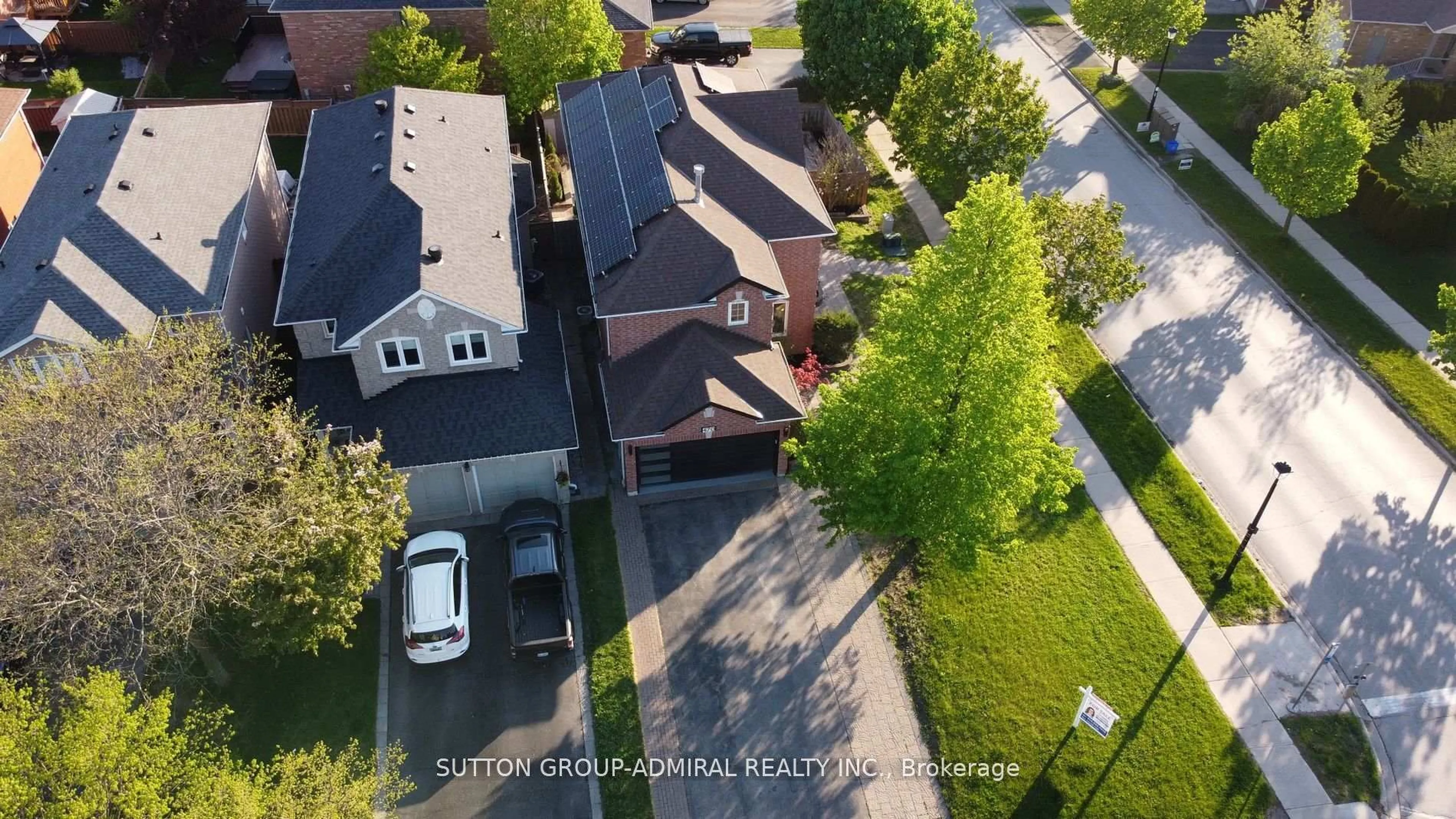 A pic from outside/outdoor area/front of a property/back of a property/a pic from drone, street for 470 Doubletree Lane, Newmarket Ontario L3X 2E9