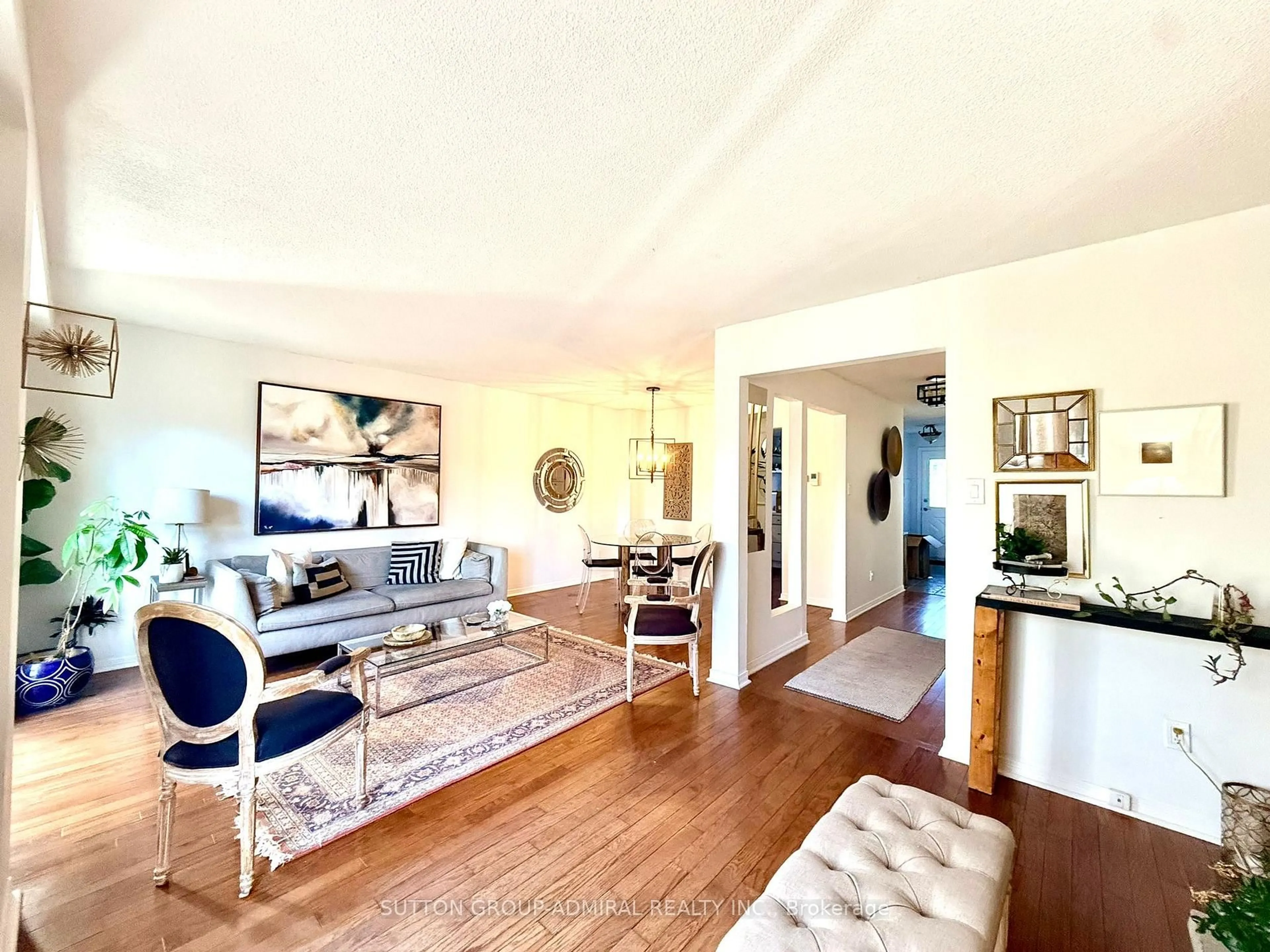 Living room with furniture, unknown for 19 Backus Crt, Markham Ontario L3P 6V6