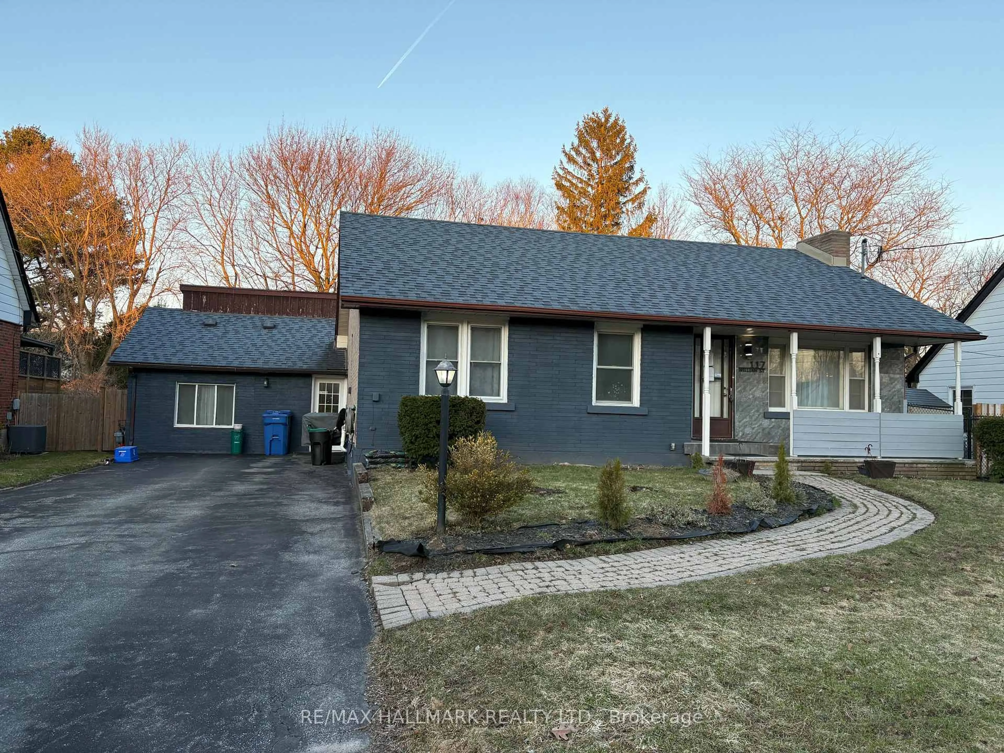 Home with vinyl exterior material, street for 117 William St, Whitchurch-Stouffville Ontario L4A 1B3
