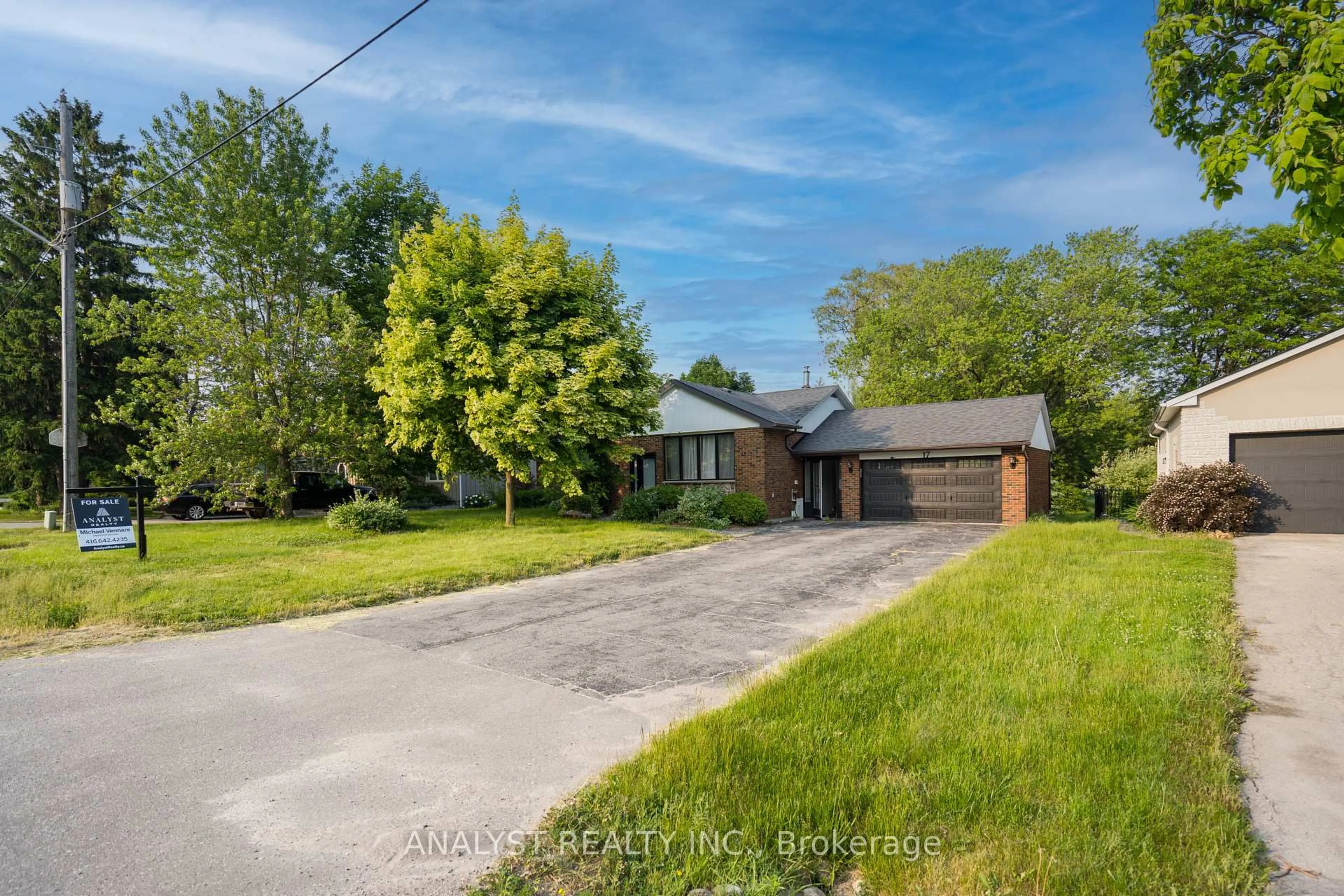 A pic from outside/outdoor area/front of a property/back of a property/a pic from drone, street for 17 Kinsley St, King Ontario L0G 1N0