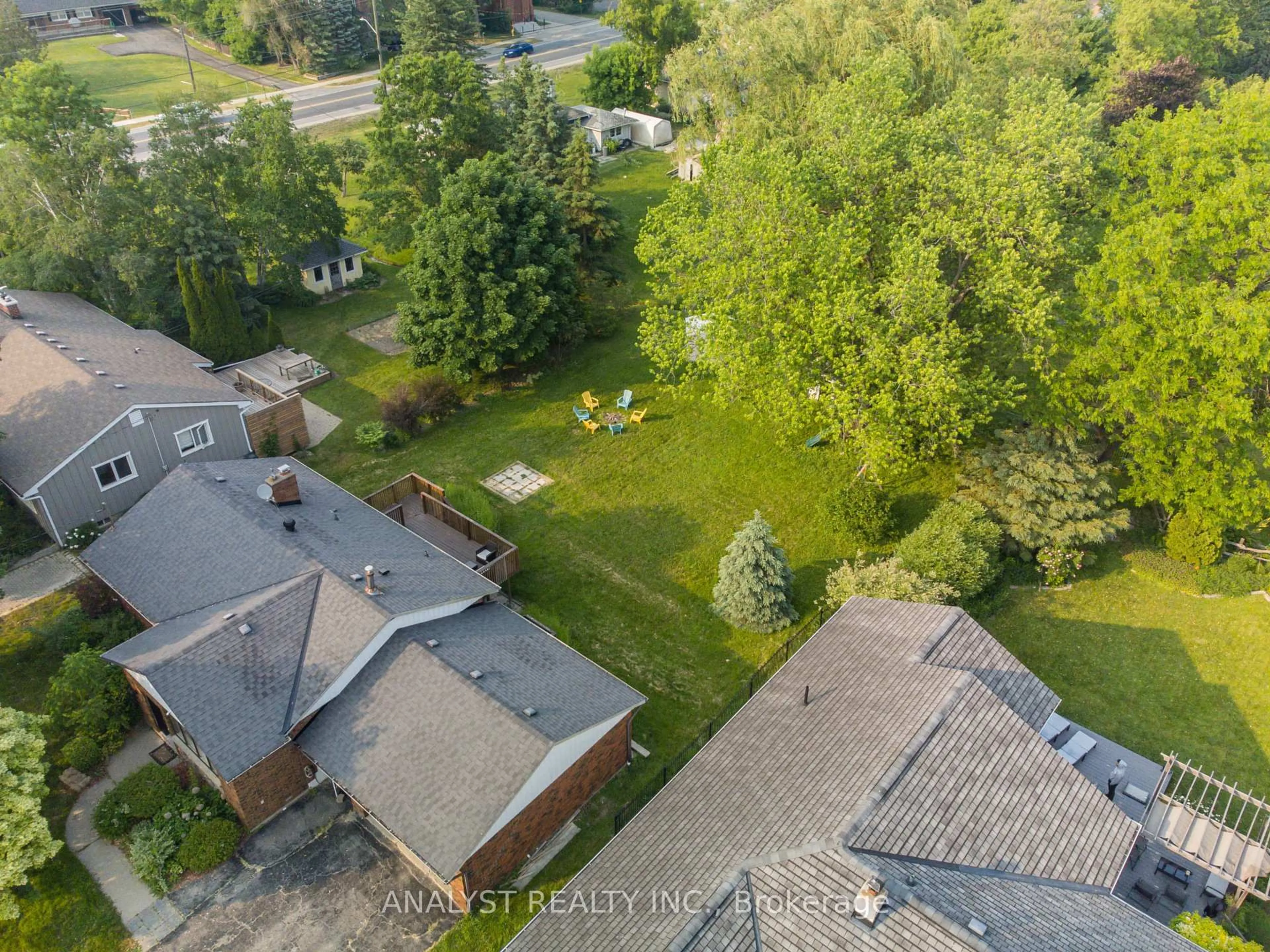 A pic from outside/outdoor area/front of a property/back of a property/a pic from drone, city buildings view from balcony for 17 Kinsley St, King Ontario L0G 1N0