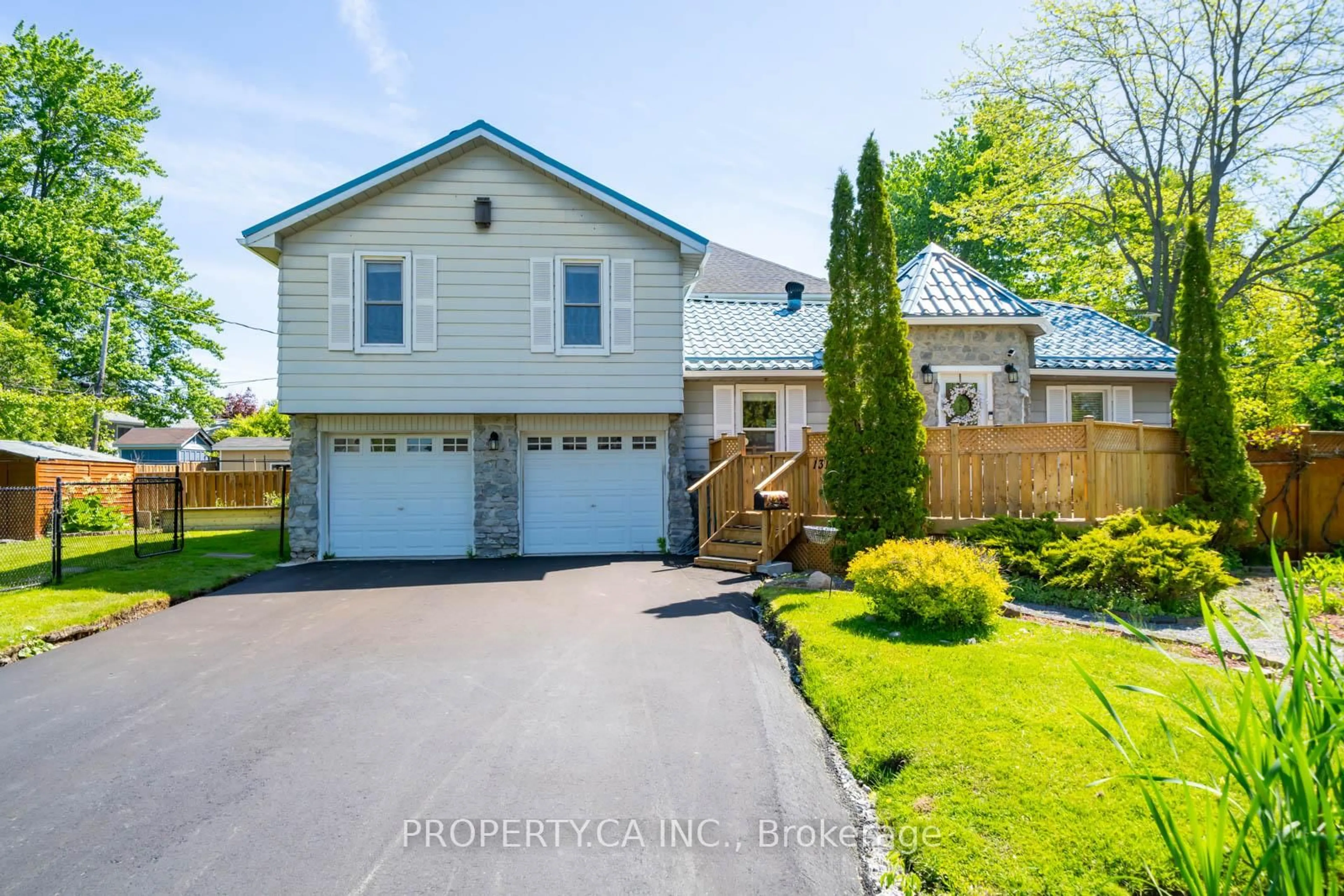 Home with vinyl exterior material, street for 131 Cook's Bay Dr, Georgina Ontario L4P 2M2