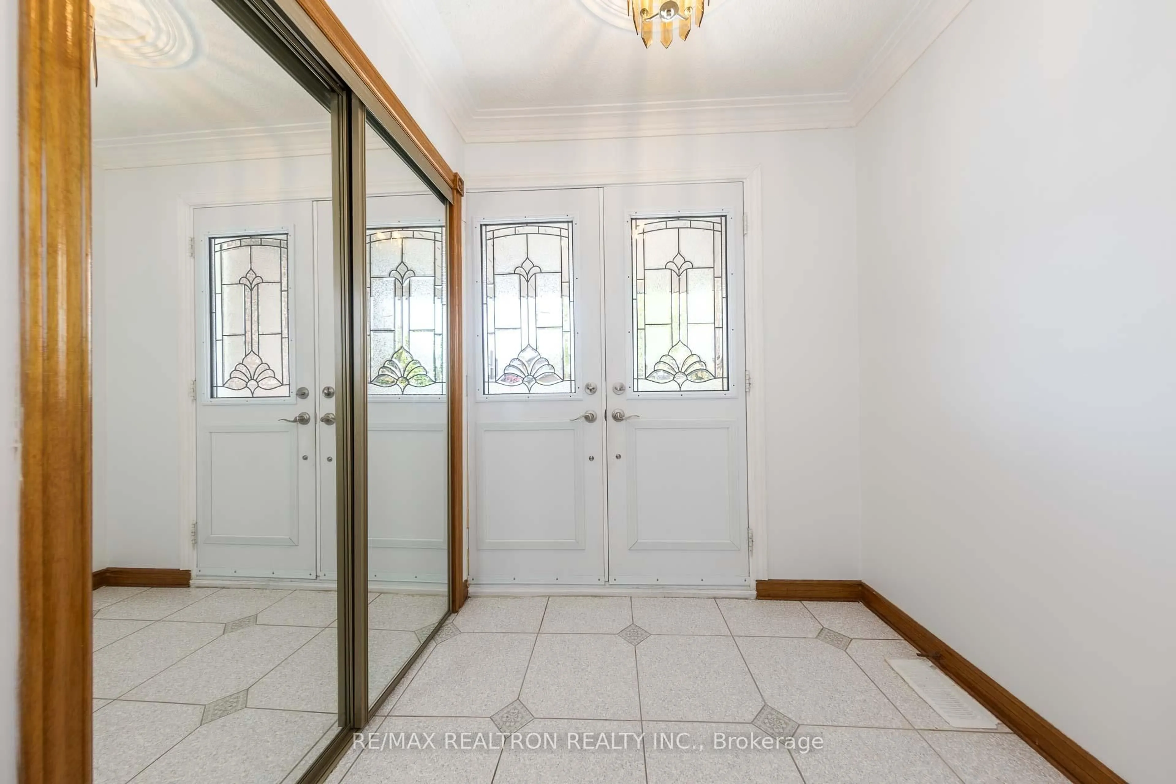 Indoor entryway for 73 Saddle Tree Cres, Vaughan Ontario L4L 3X4