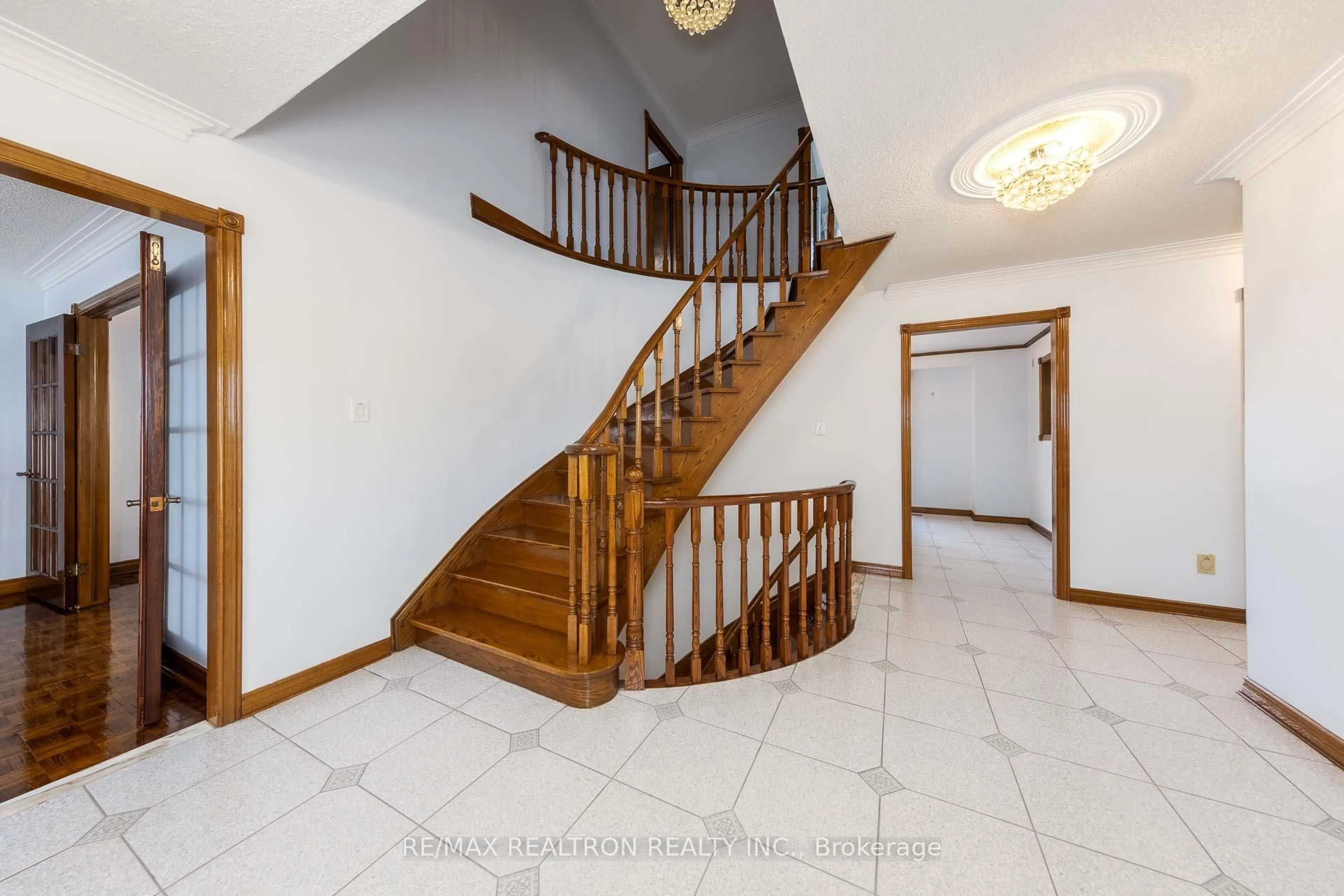 Indoor foyer for 73 Saddle Tree Cres, Vaughan Ontario L4L 3X4