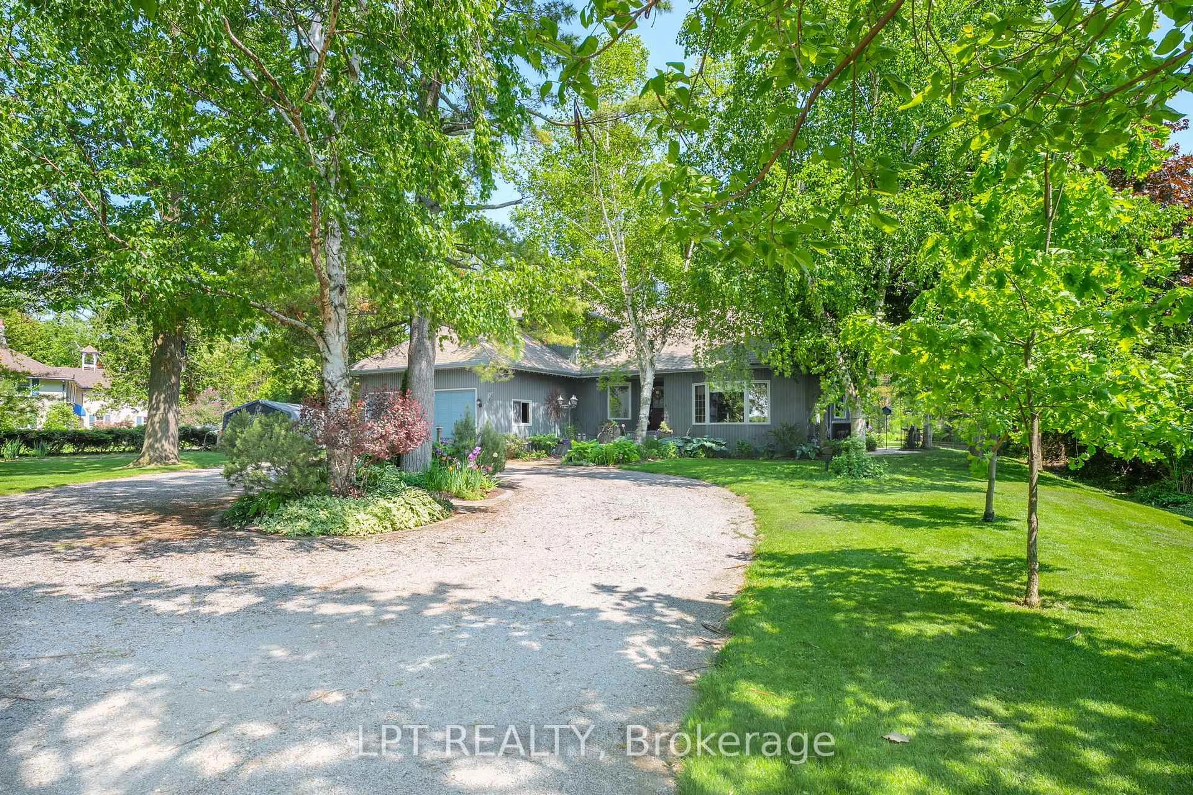 A pic from outside/outdoor area/front of a property/back of a property/a pic from drone, street for 293 Hedge Rd, Georgina Ontario L0E 1R0