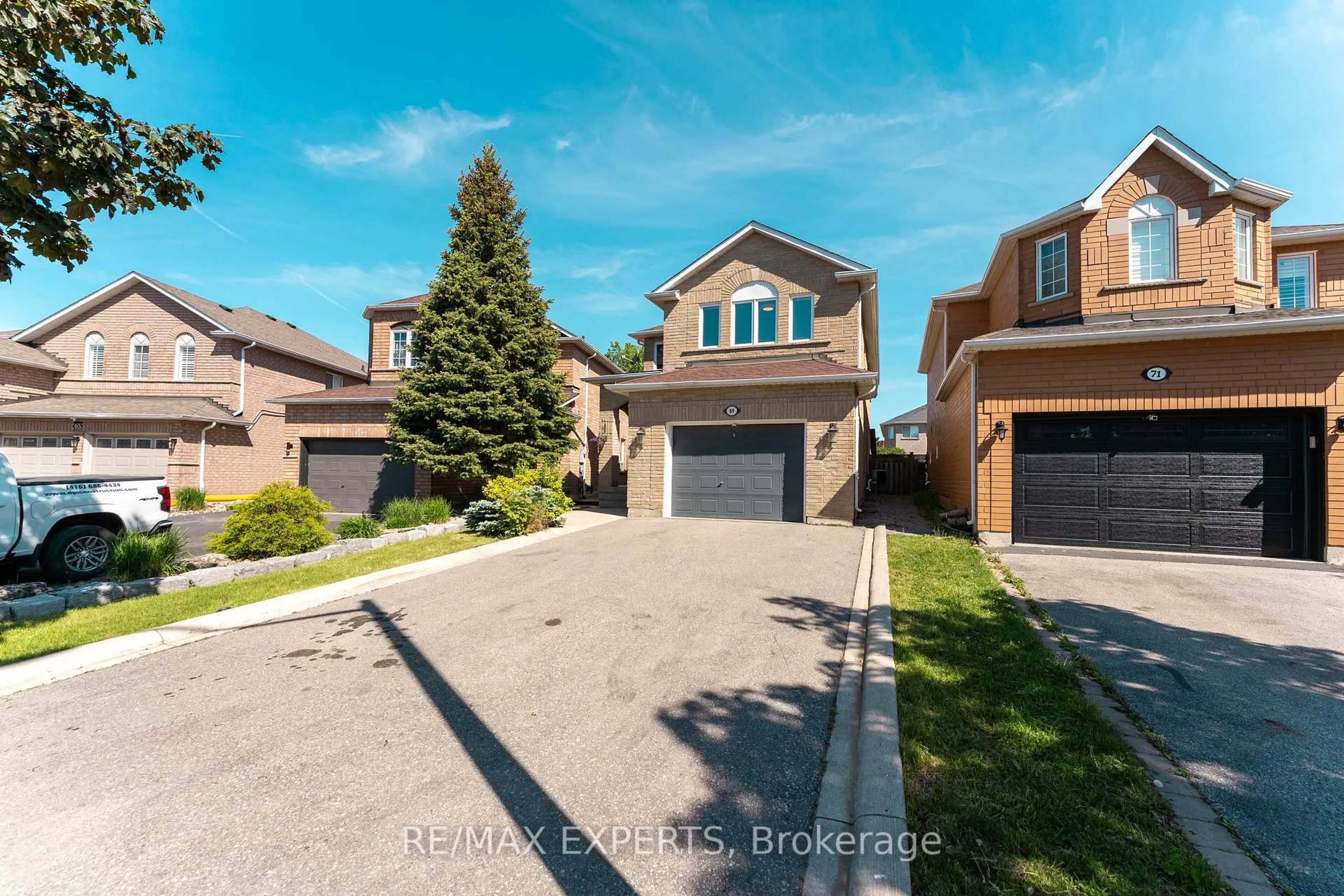 A pic from outside/outdoor area/front of a property/back of a property/a pic from drone, street for 69 Shetland Cres, Vaughan Ontario L6A 3B8