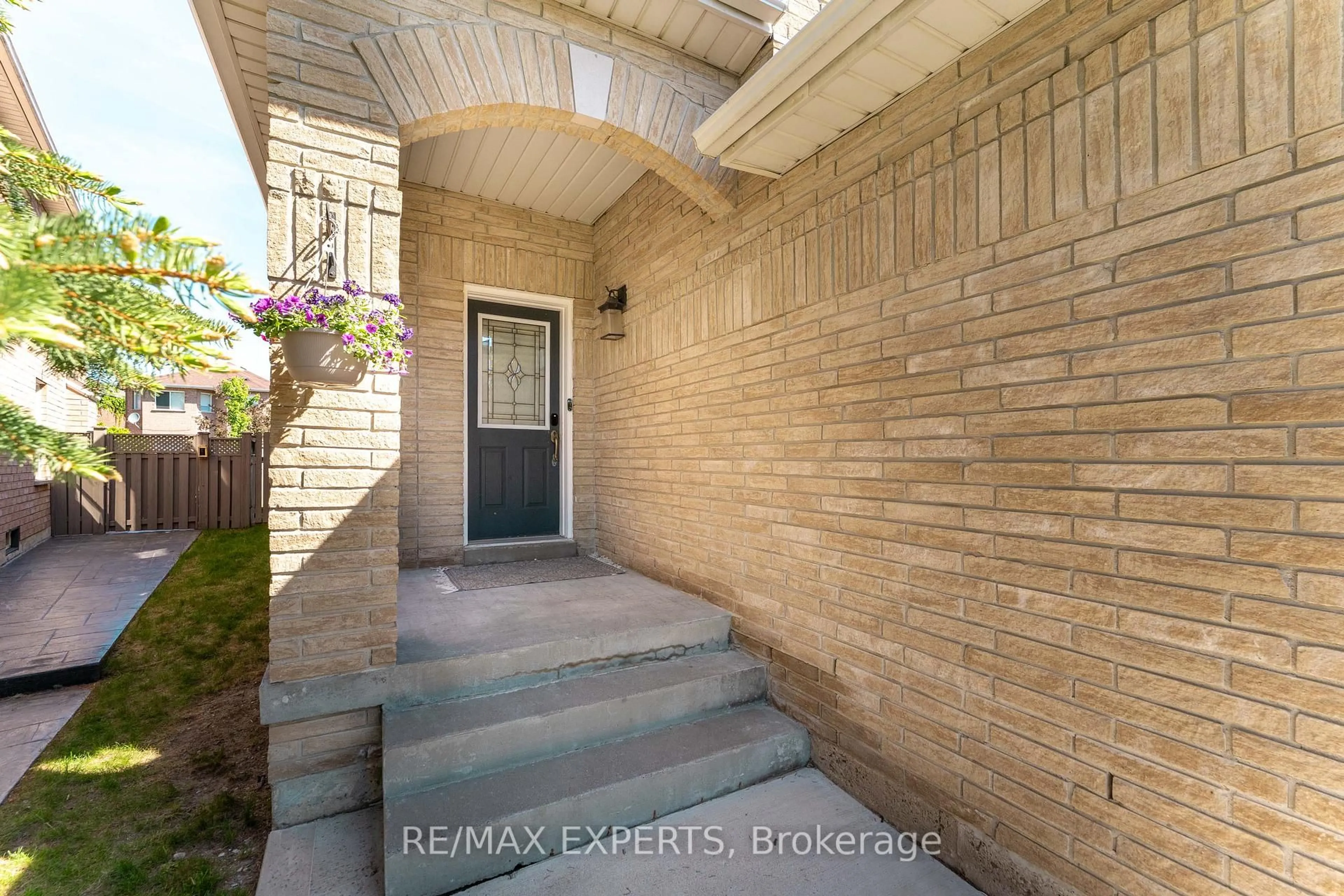 Indoor entryway for 69 Shetland Cres, Vaughan Ontario L6A 3B8