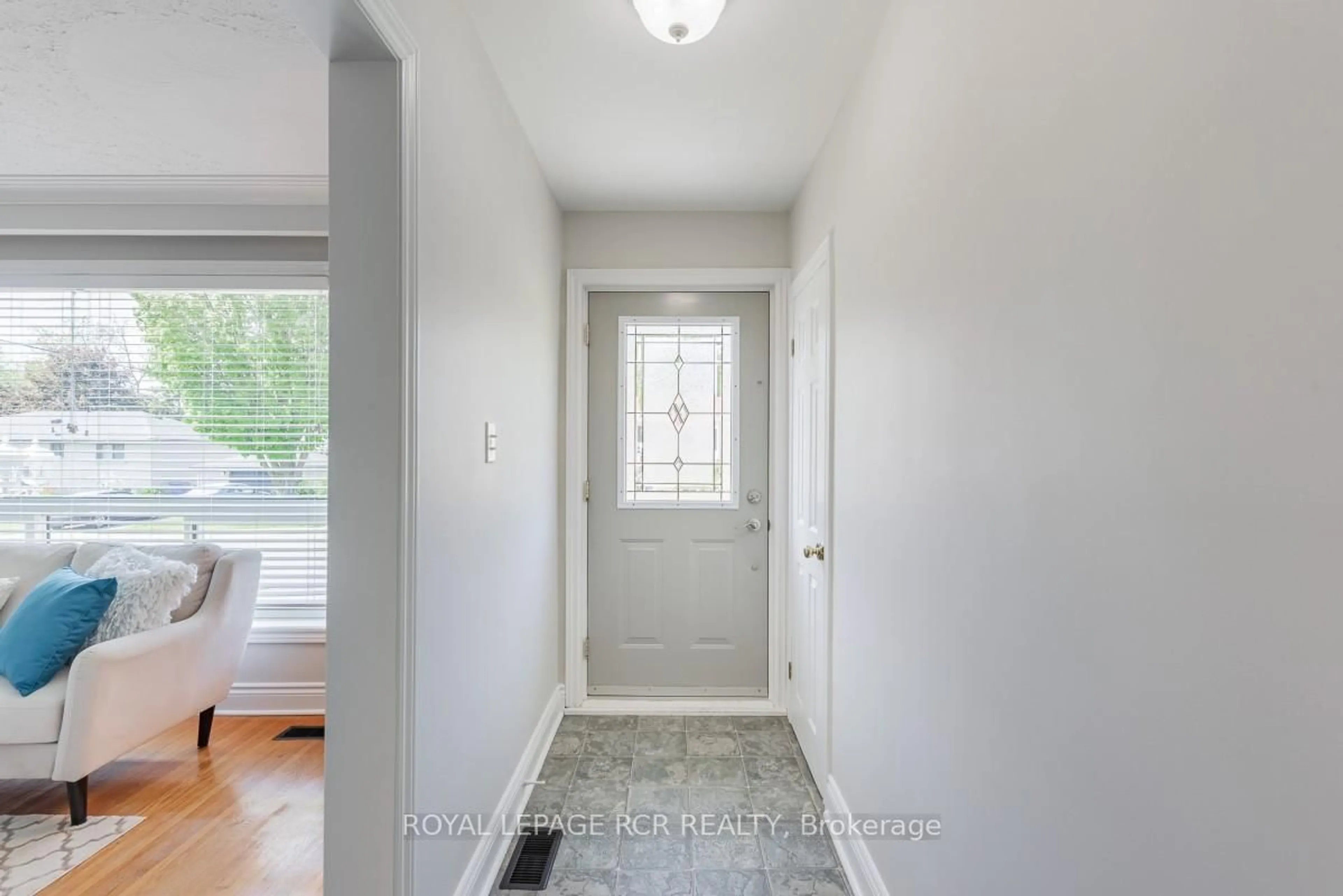 Indoor entryway for 384 Watson Dr, Whitchurch-Stouffville Ontario L4A 6L1