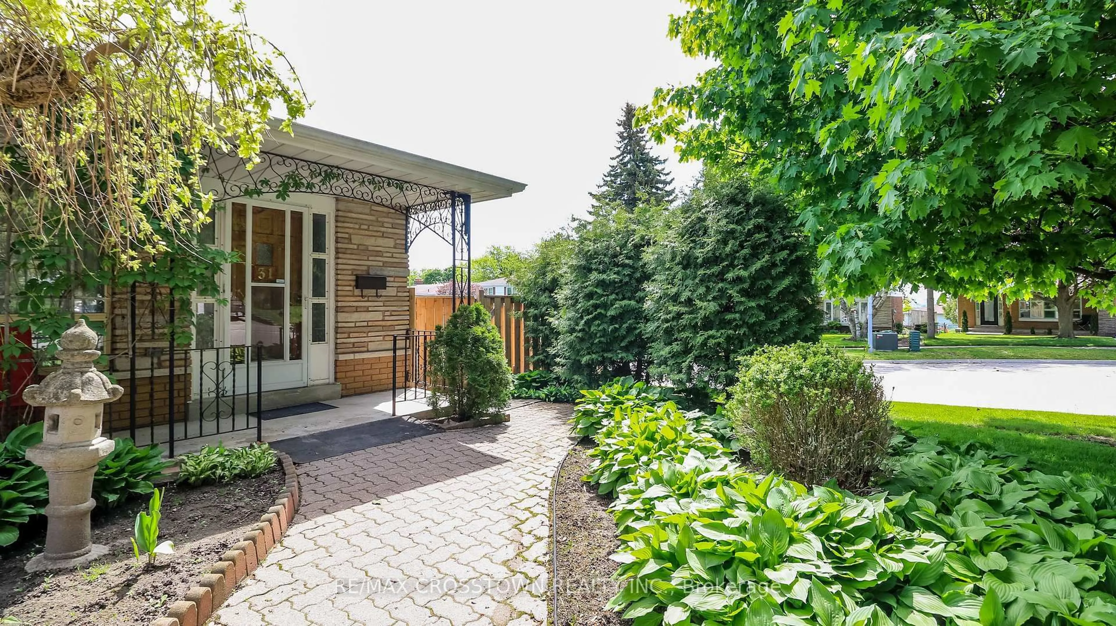 Patio, street for 31 Lee Ave, Bradford West Gwillimbury Ontario L3Z 1A8