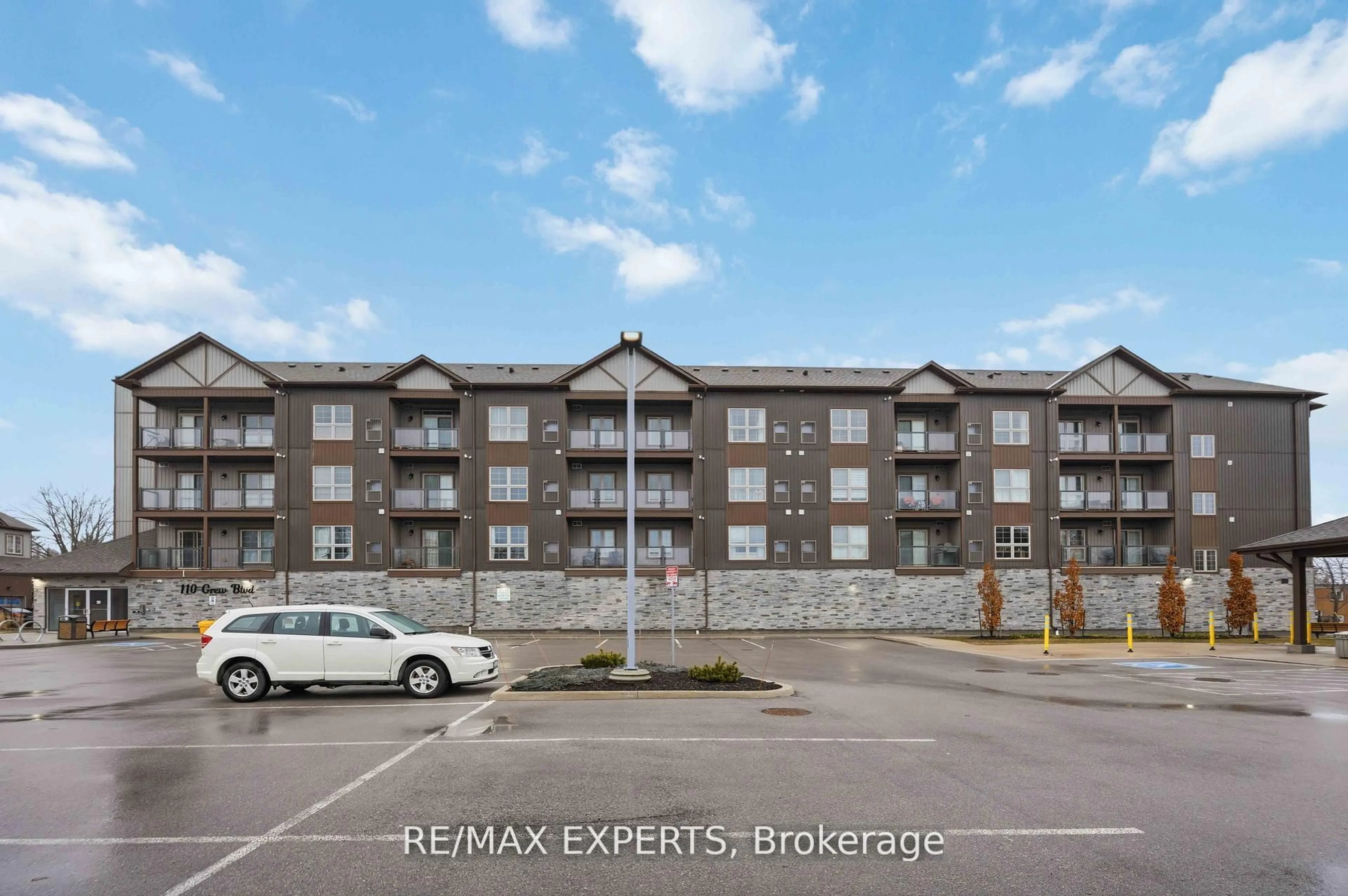A pic from outside/outdoor area/front of a property/back of a property/a pic from drone, street for 110 Grew Blvd #311, Georgina Ontario L0E 1L0