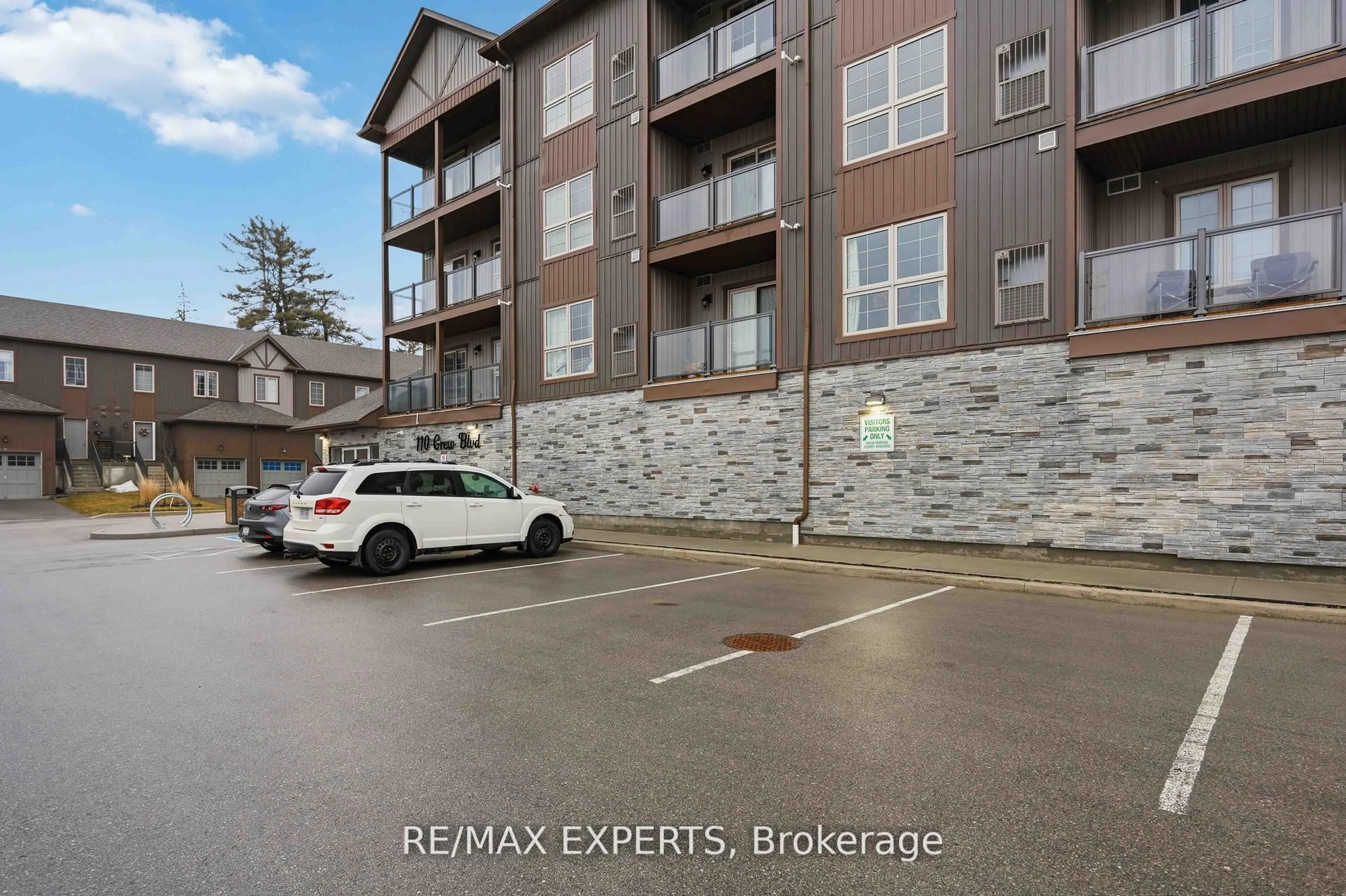 A pic from outside/outdoor area/front of a property/back of a property/a pic from drone, street for 110 Grew Blvd #311, Georgina Ontario L0E 1L0