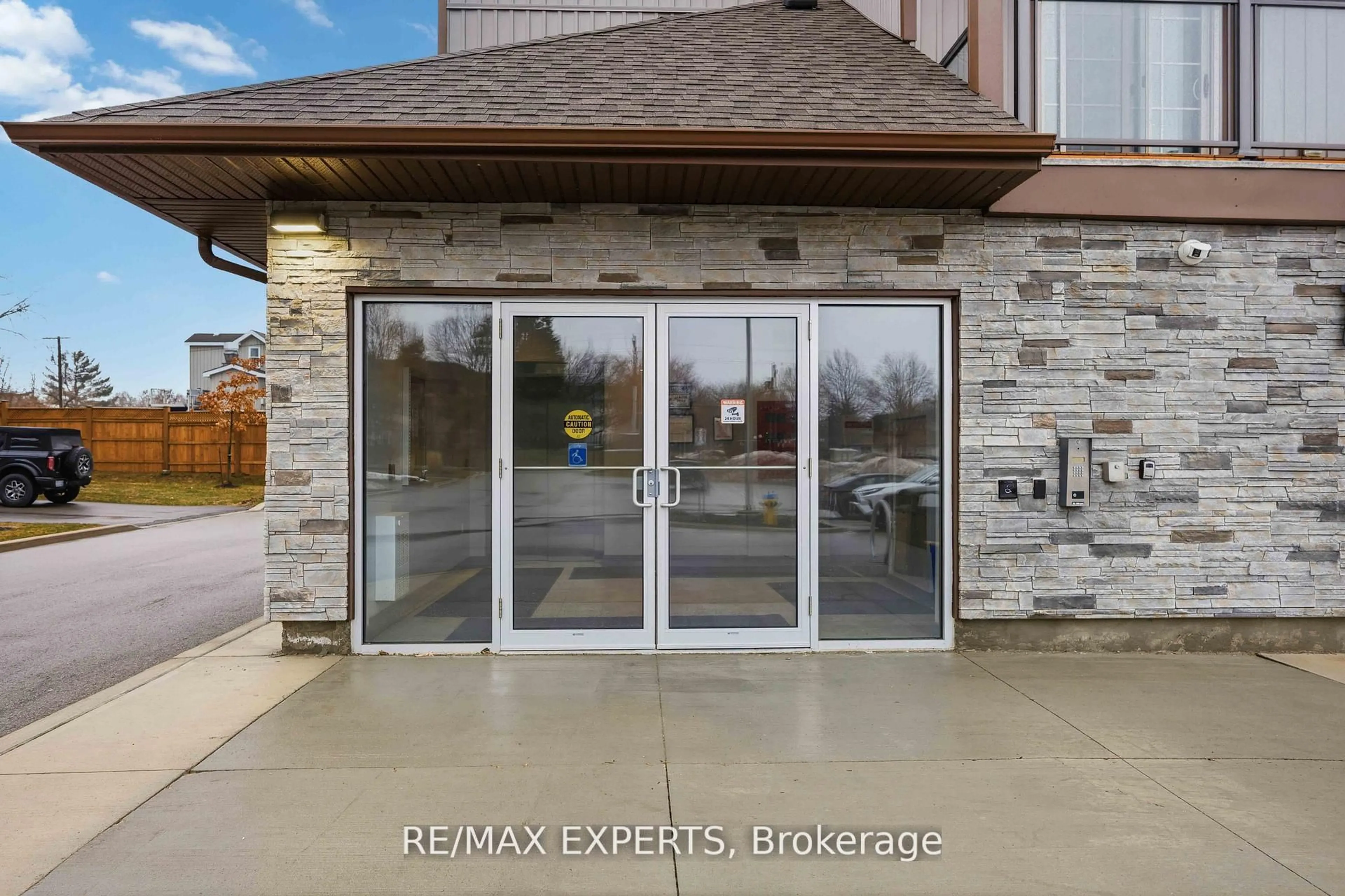 Indoor entryway for 110 Grew Blvd #311, Georgina Ontario L0E 1L0