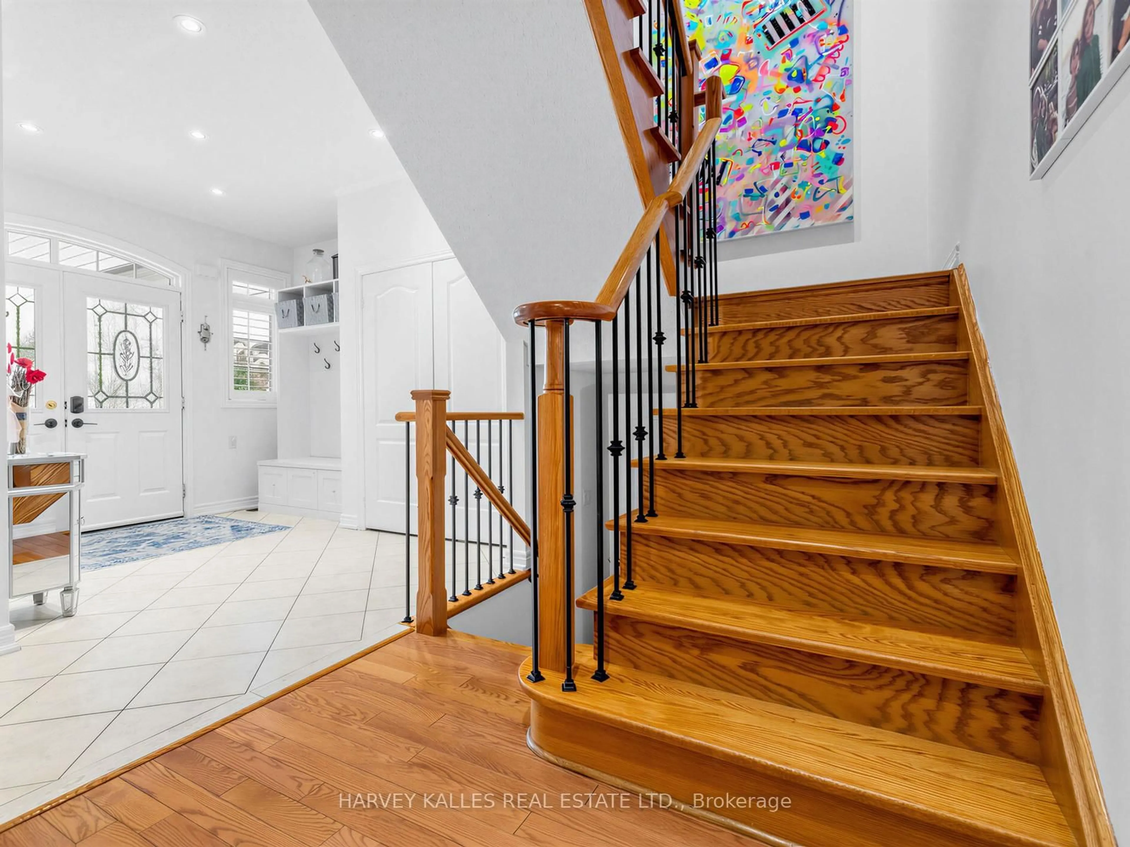 Indoor entryway for 28 Southvale Dr, Vaughan Ontario L6A 0X2
