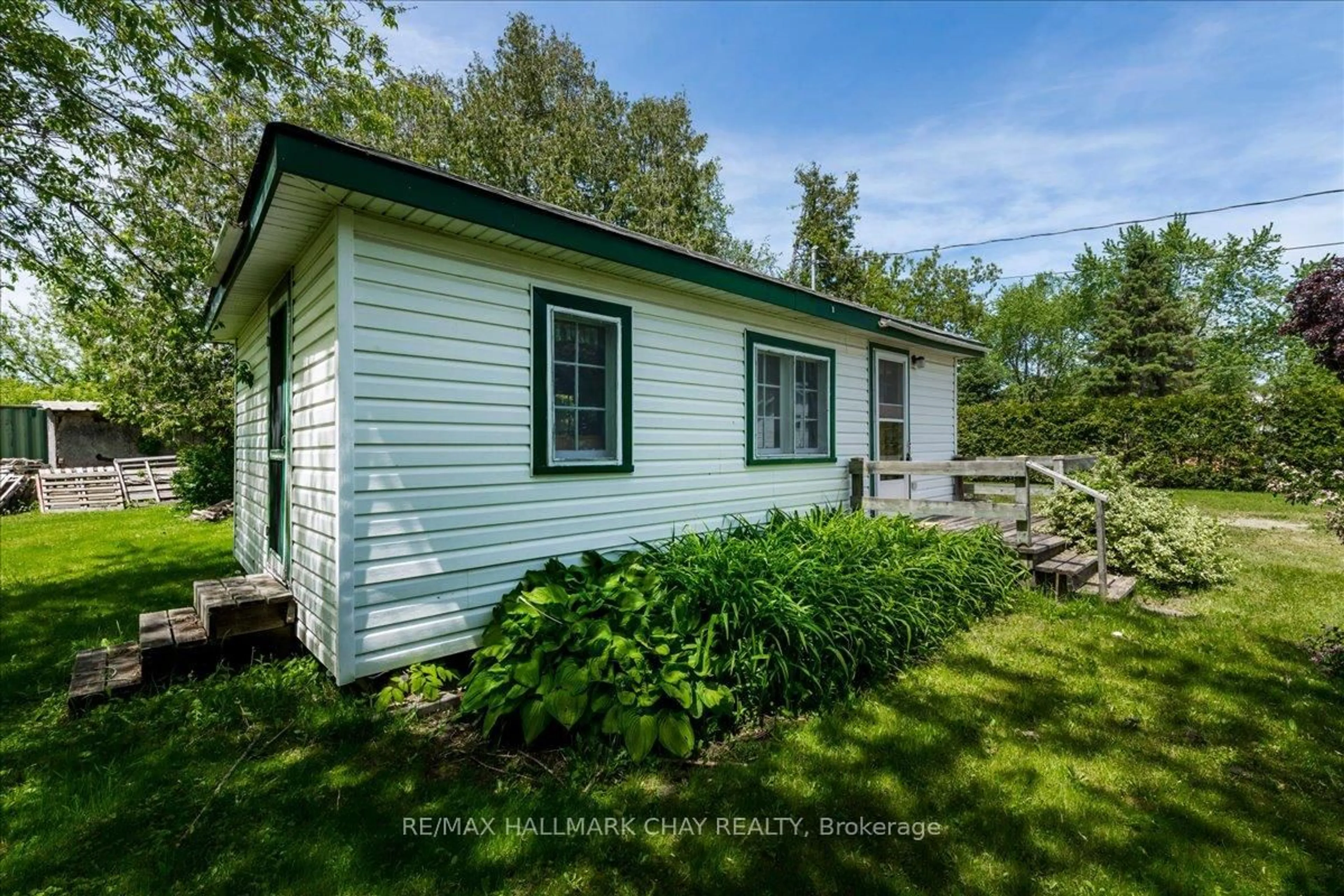 Unknown for 1056 Ewart St, Innisfil Ontario L0L 1C0