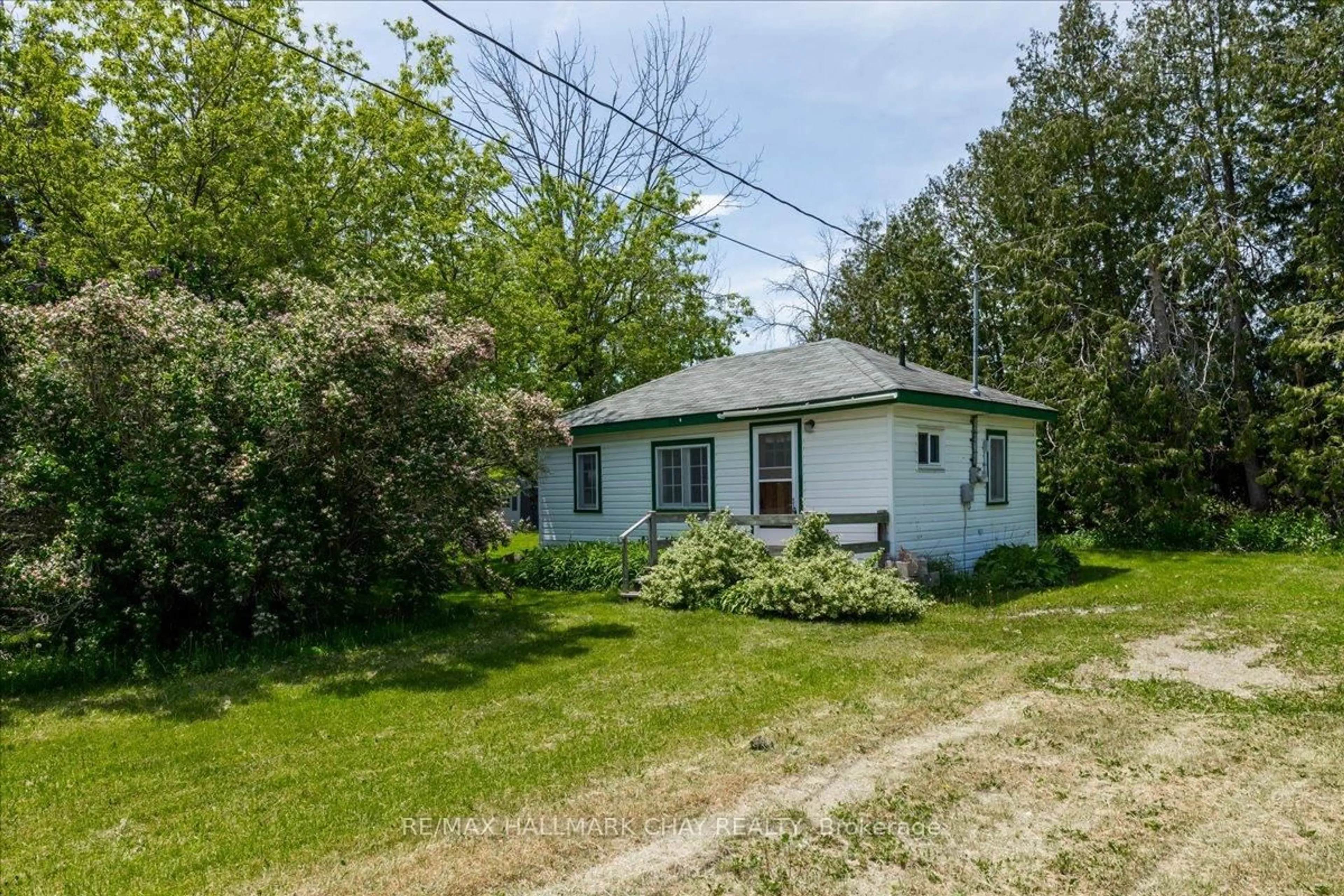 A pic from outside/outdoor area/front of a property/back of a property/a pic from drone, street for 1056 Ewart St, Innisfil Ontario L0L 1C0