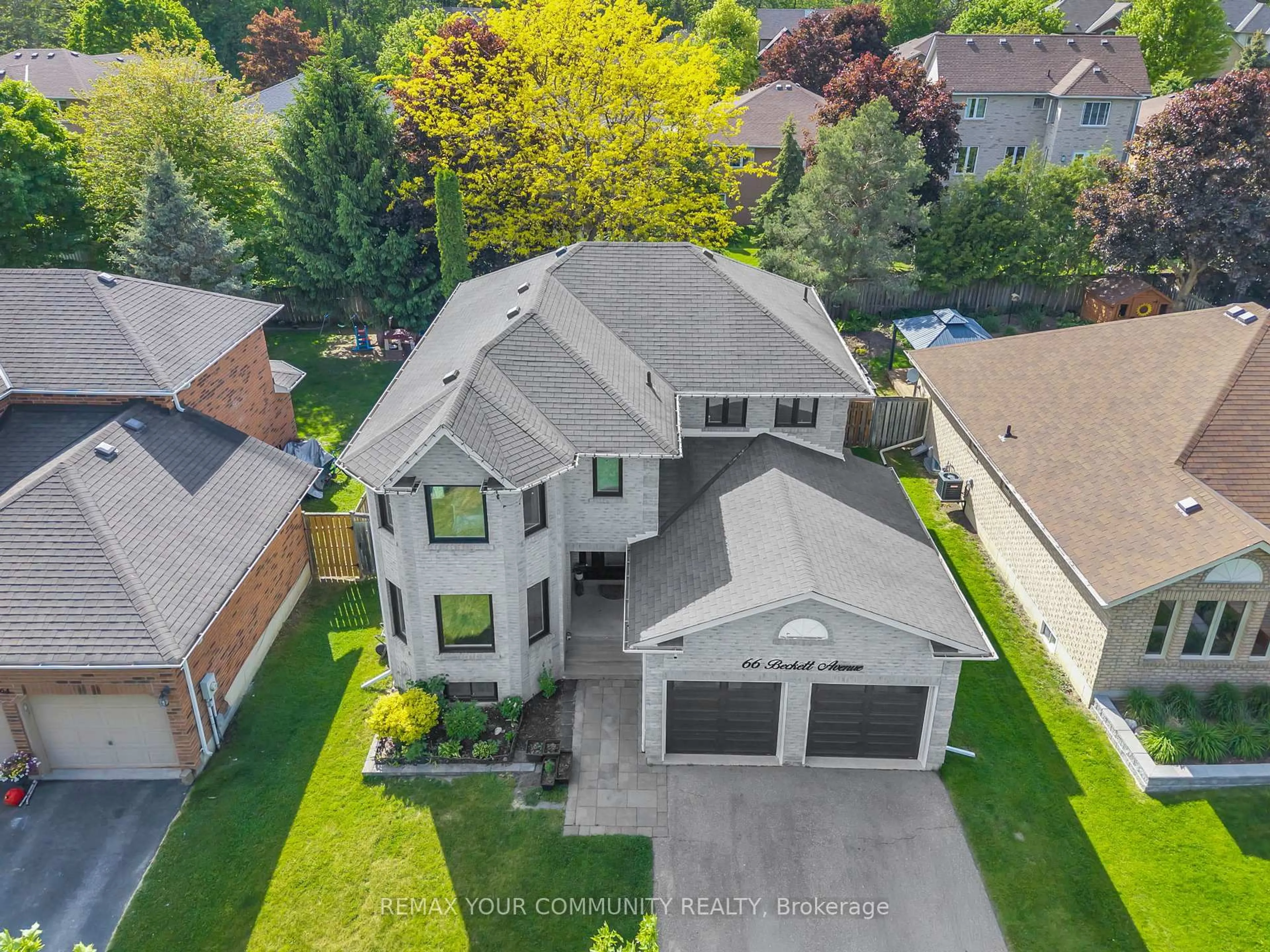 A pic from outside/outdoor area/front of a property/back of a property/a pic from drone, street for 66 Beckett Ave, East Gwillimbury Ontario L9N 1R8