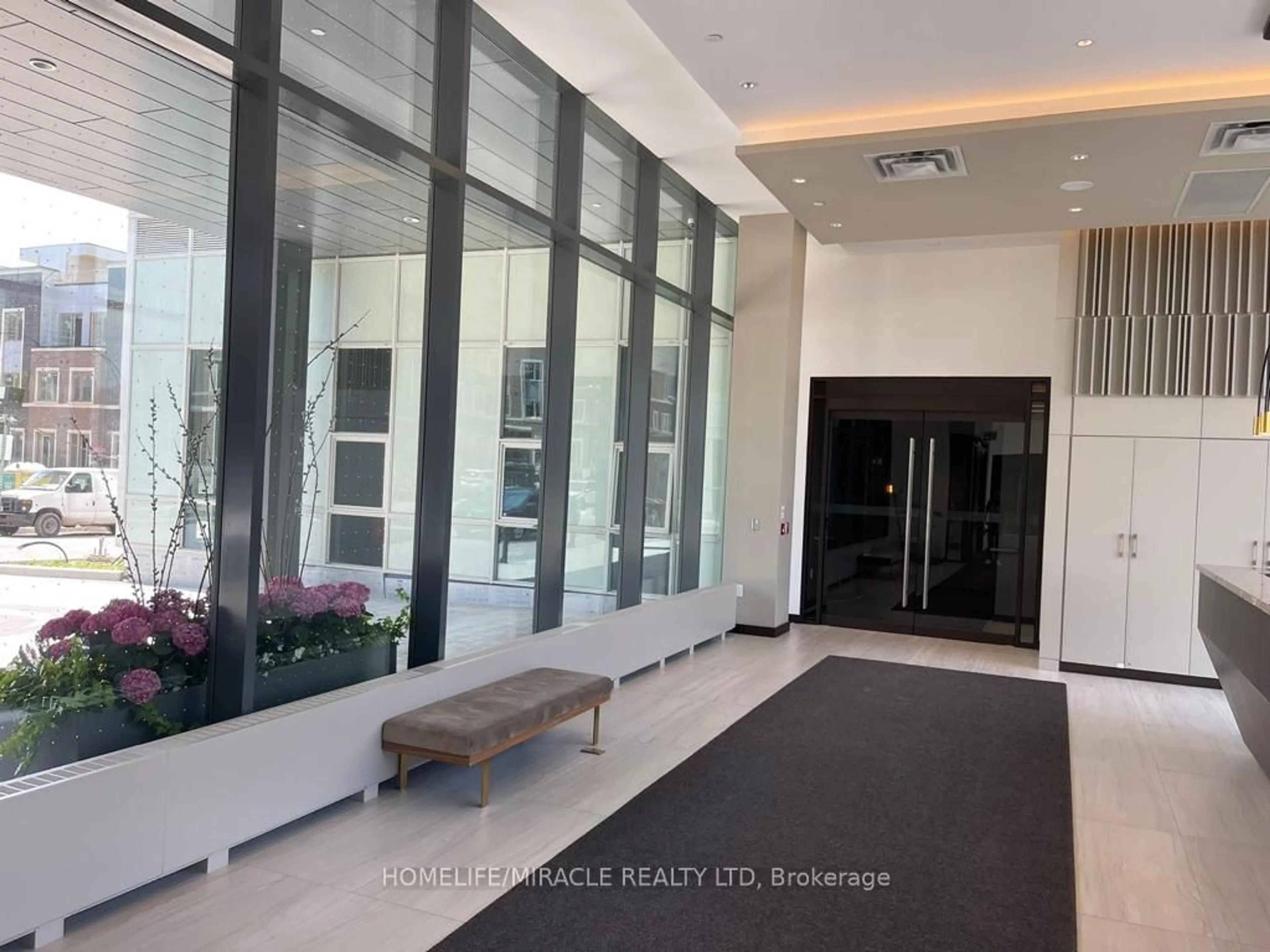 Indoor foyer for 38 Honeycrisp Cres #1617, Vaughan Ontario L4K 0M8